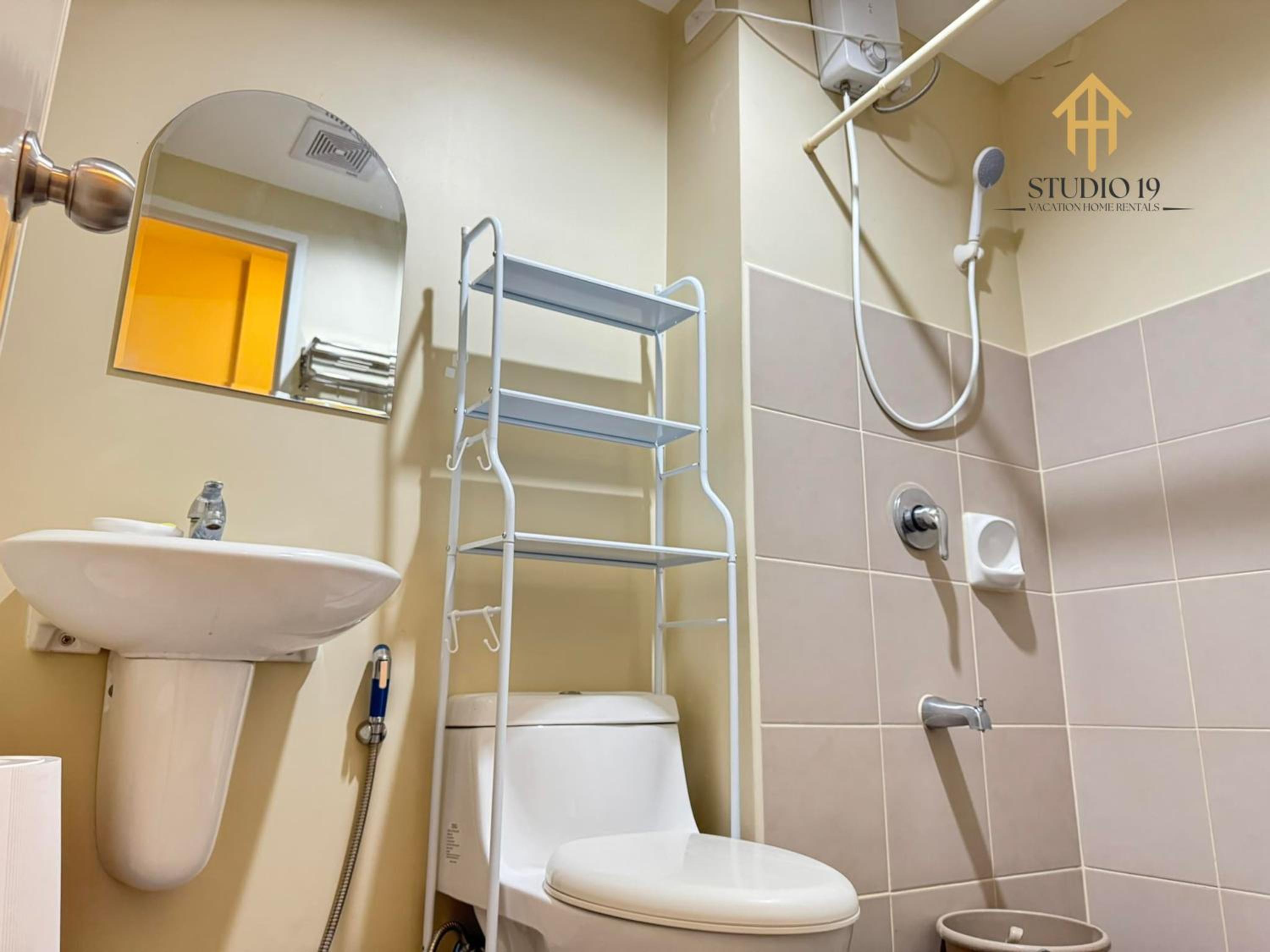 Modern Designed Studio Condo Near Ayala Centrio view 3
