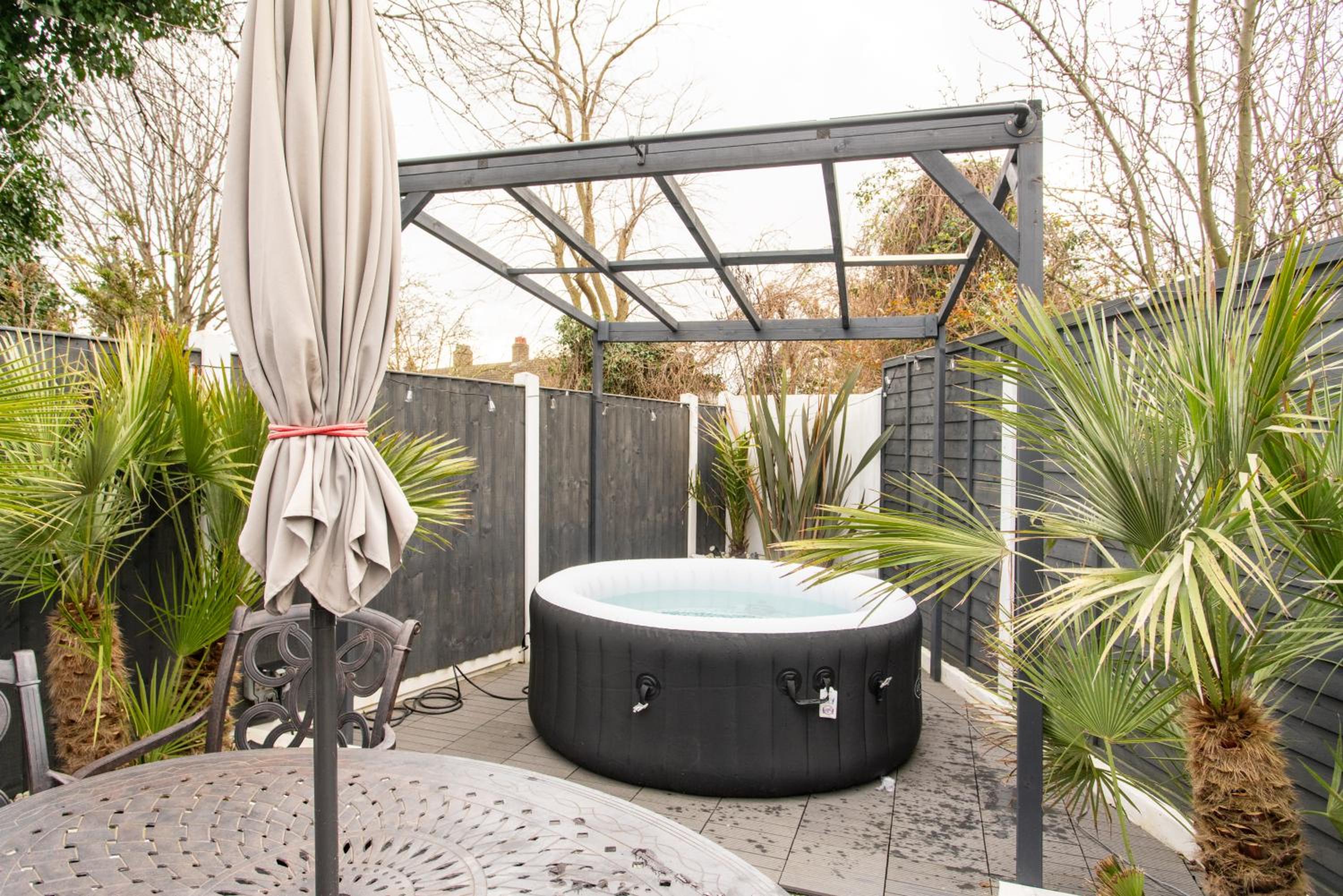 Modern 2Bed pad w/ Hot Tub view 3
