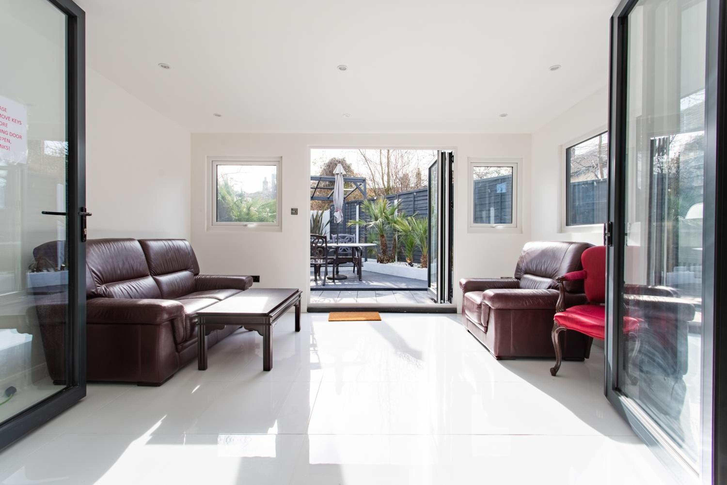 Modern 2Bed pad w/ Hot Tub view 2