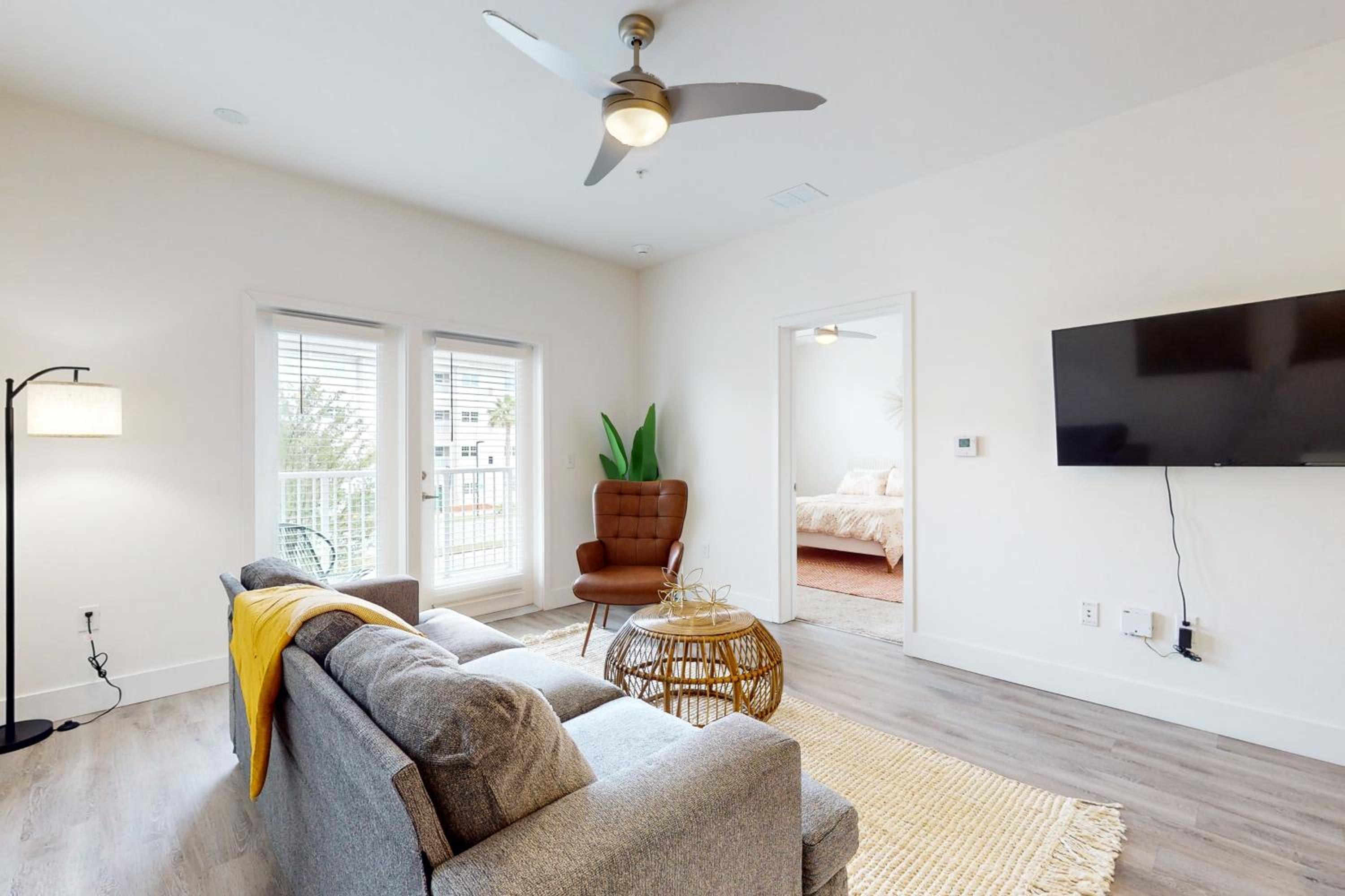 2 Mi to UF Campus! Modern Luxury Apt with Pool