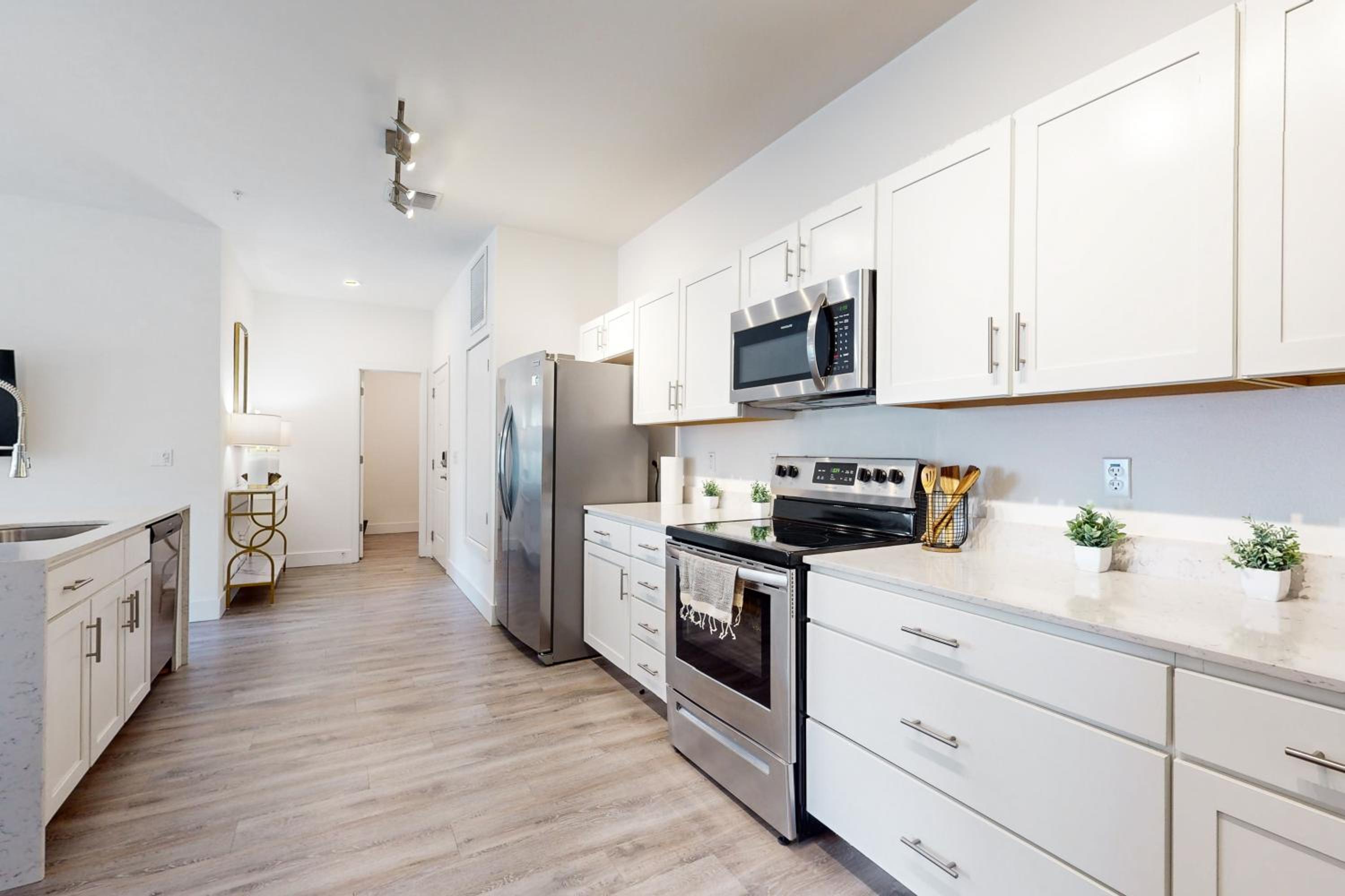 2 Mi to UF Campus! Modern Luxury Apt with Pool