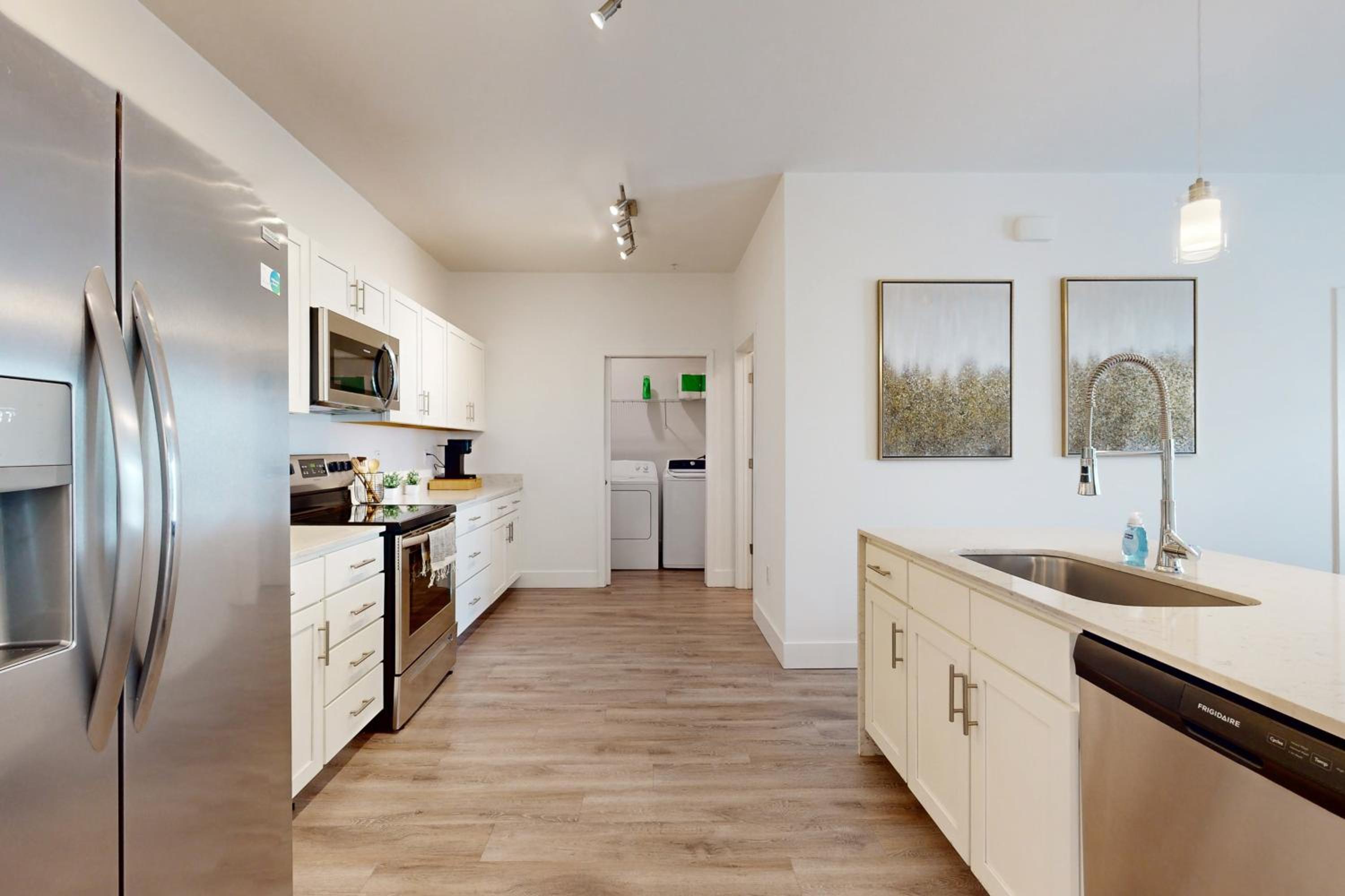 2 Mi to UF Campus! Modern Luxury Apt with Pool