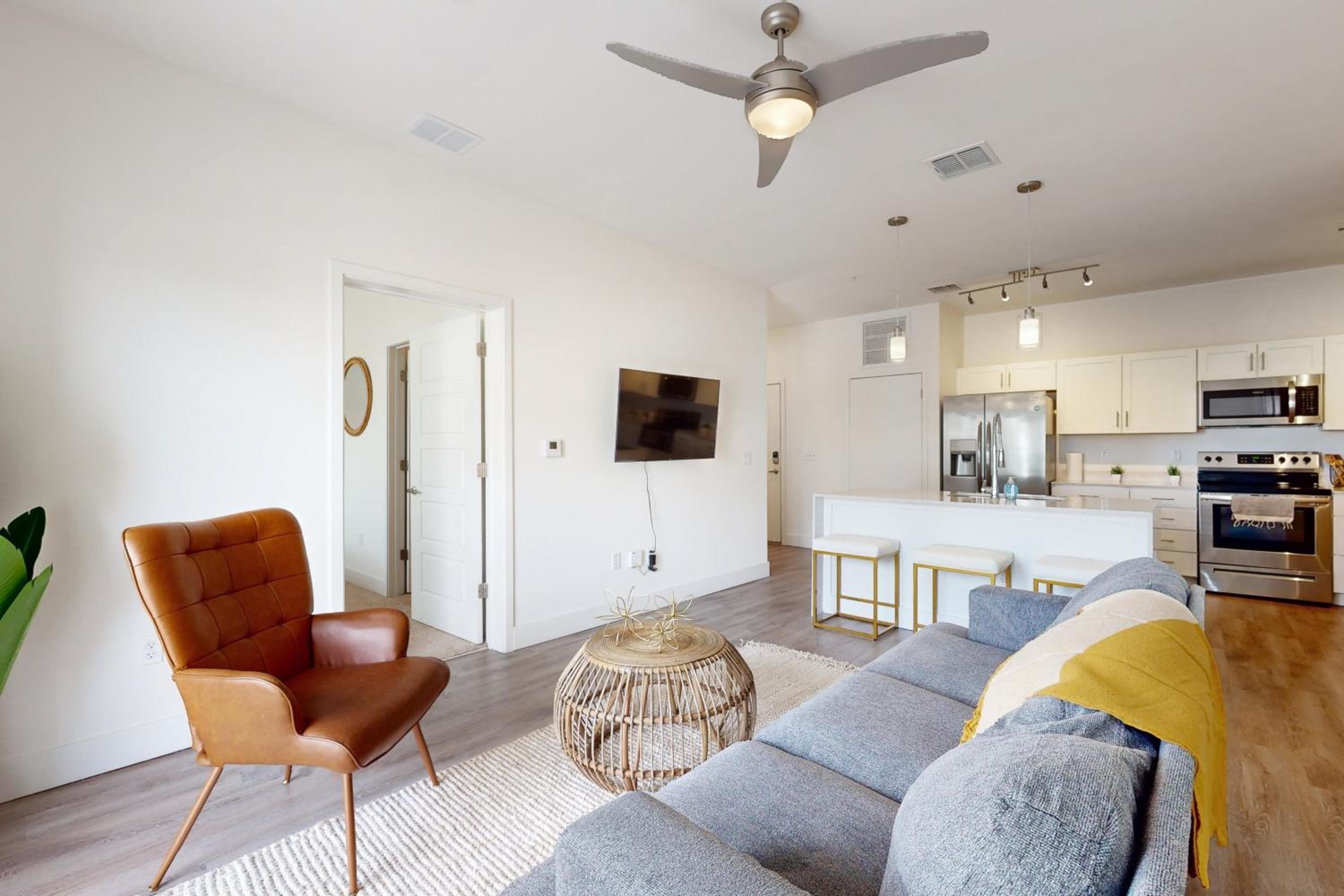 2 Mi to UF Campus! Modern Luxury Apt with Pool
