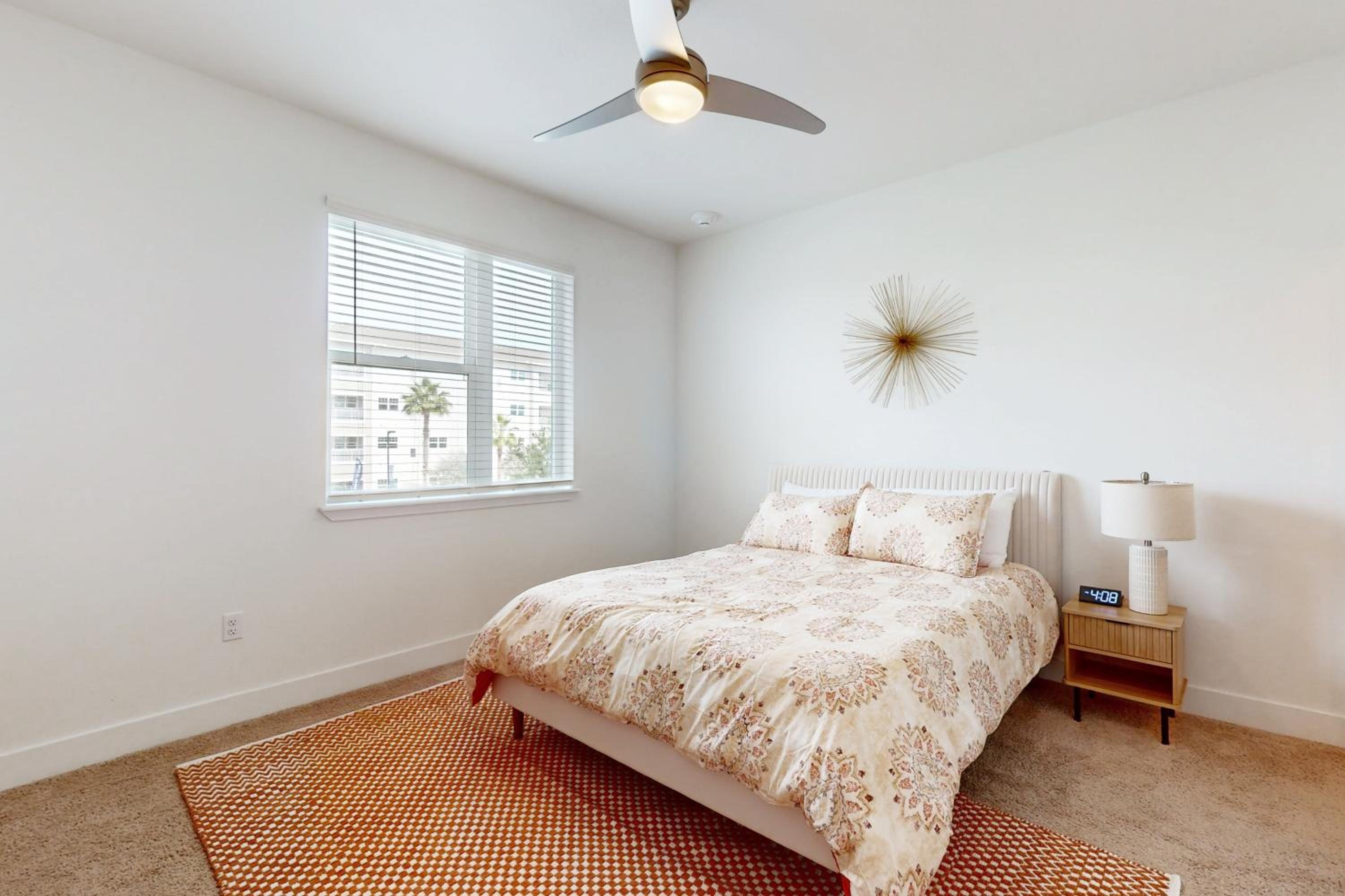 2 Mi to UF Campus! Modern Luxury Apt with Pool