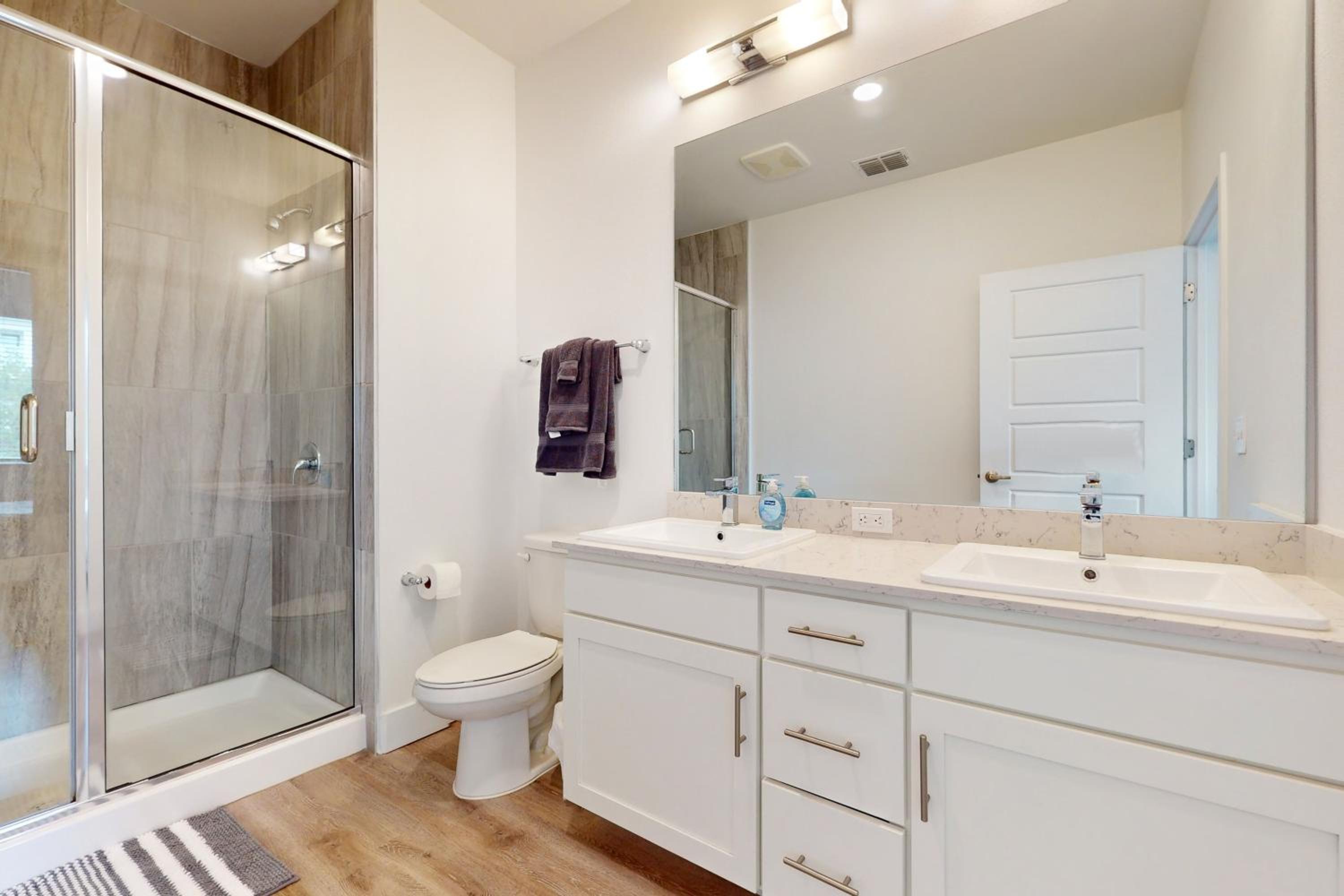 2 Mi to UF Campus! Modern Luxury Apt with Pool