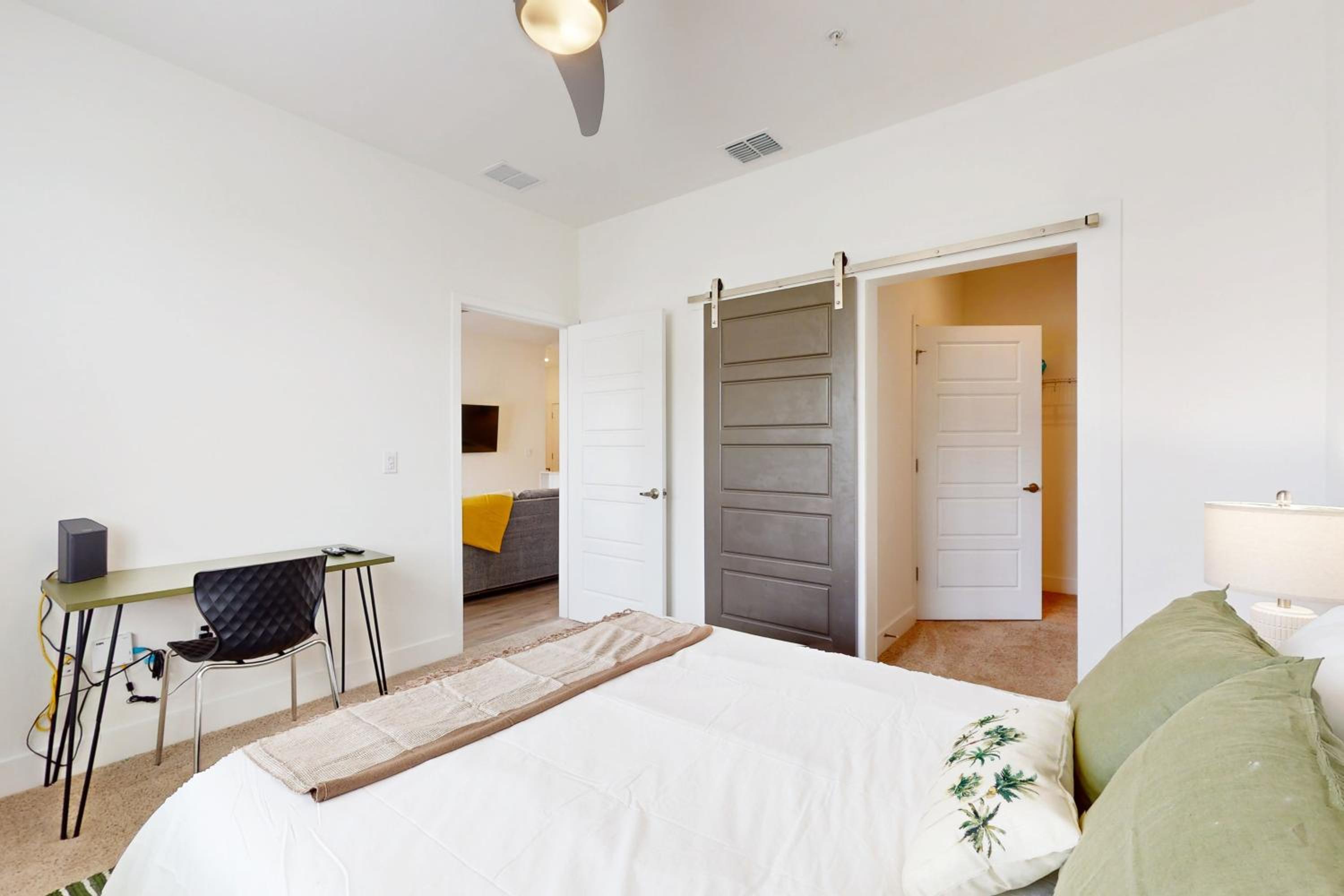 2 Mi to UF Campus! Modern Luxury Apt with Pool