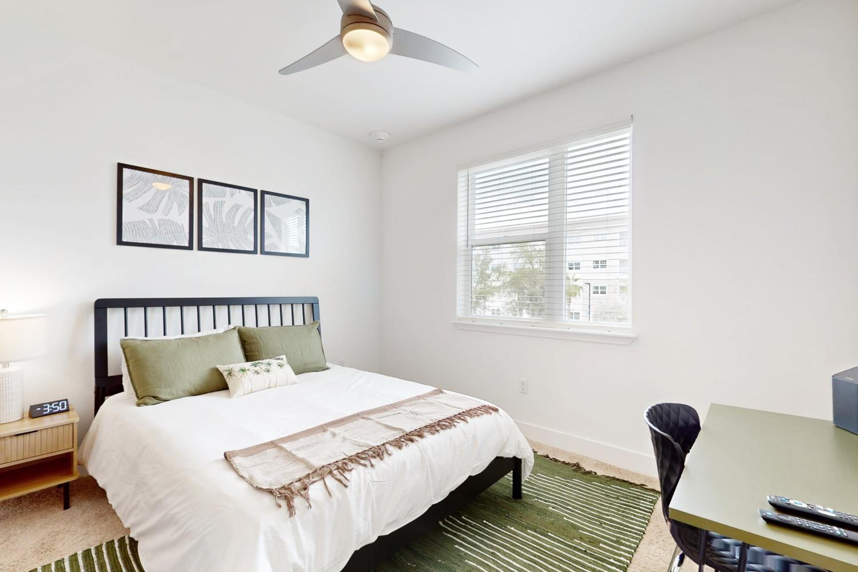 2 Mi to UF Campus! Modern Luxury Apt with Pool