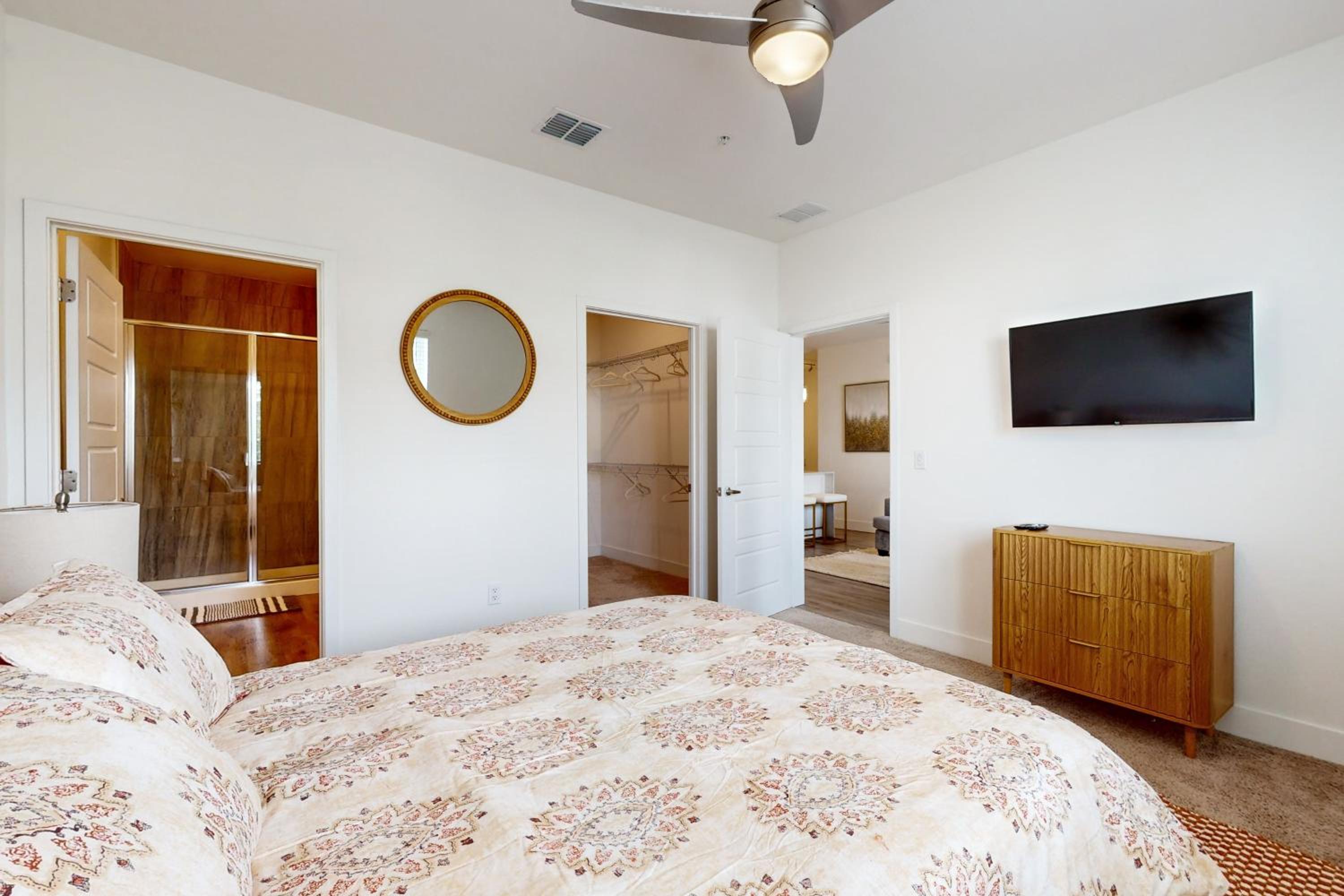 2 Mi to UF Campus! Modern Luxury Apt with Pool
