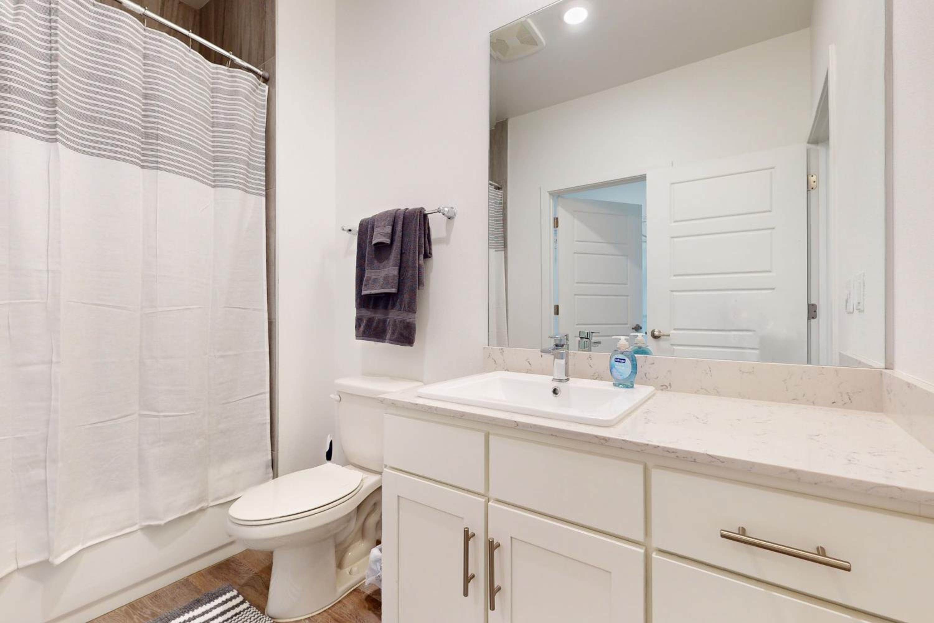 2 Mi to UF Campus! Modern Luxury Apt with Pool