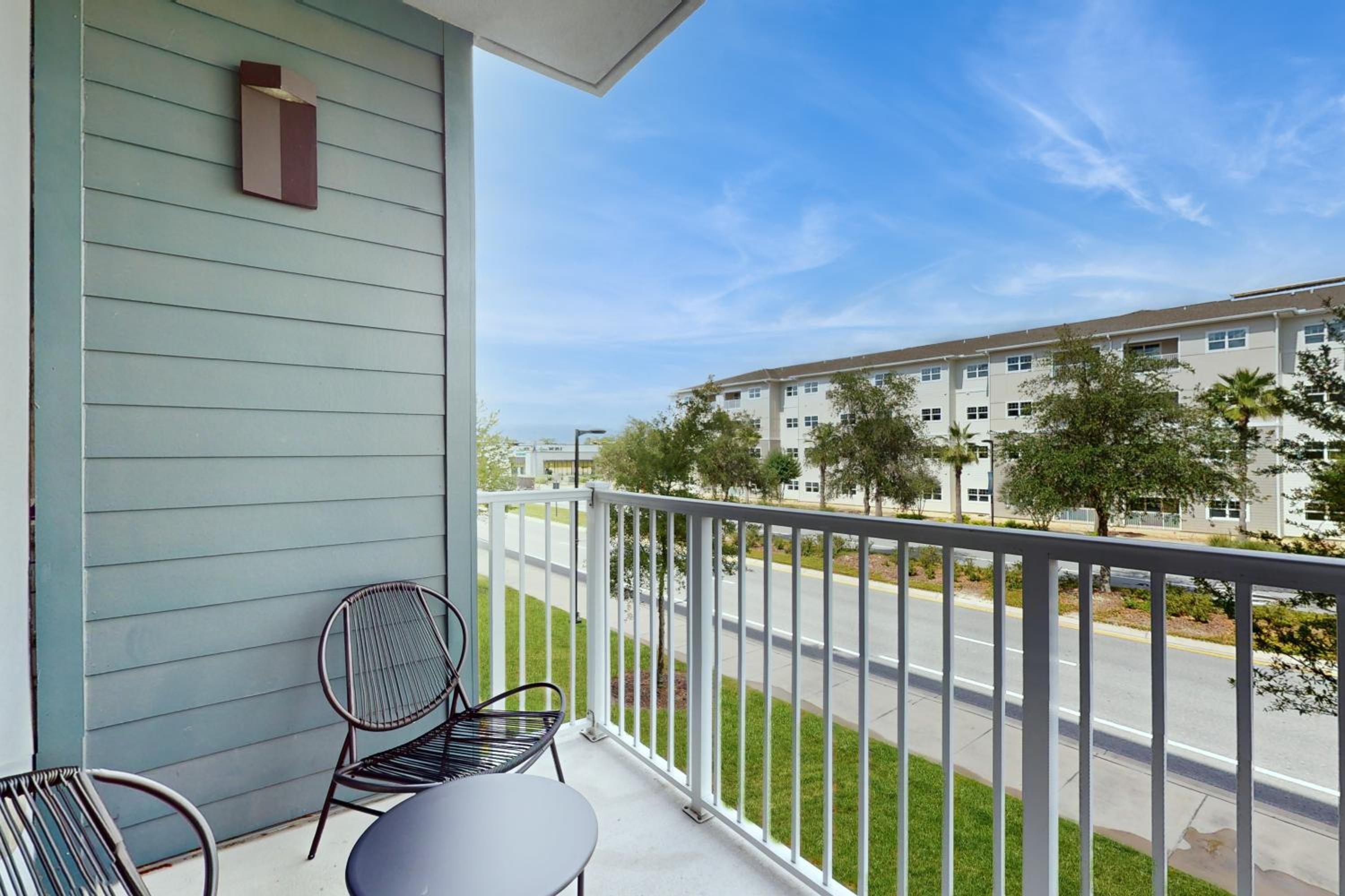 2 Mi to UF Campus! Modern Luxury Apt with Pool