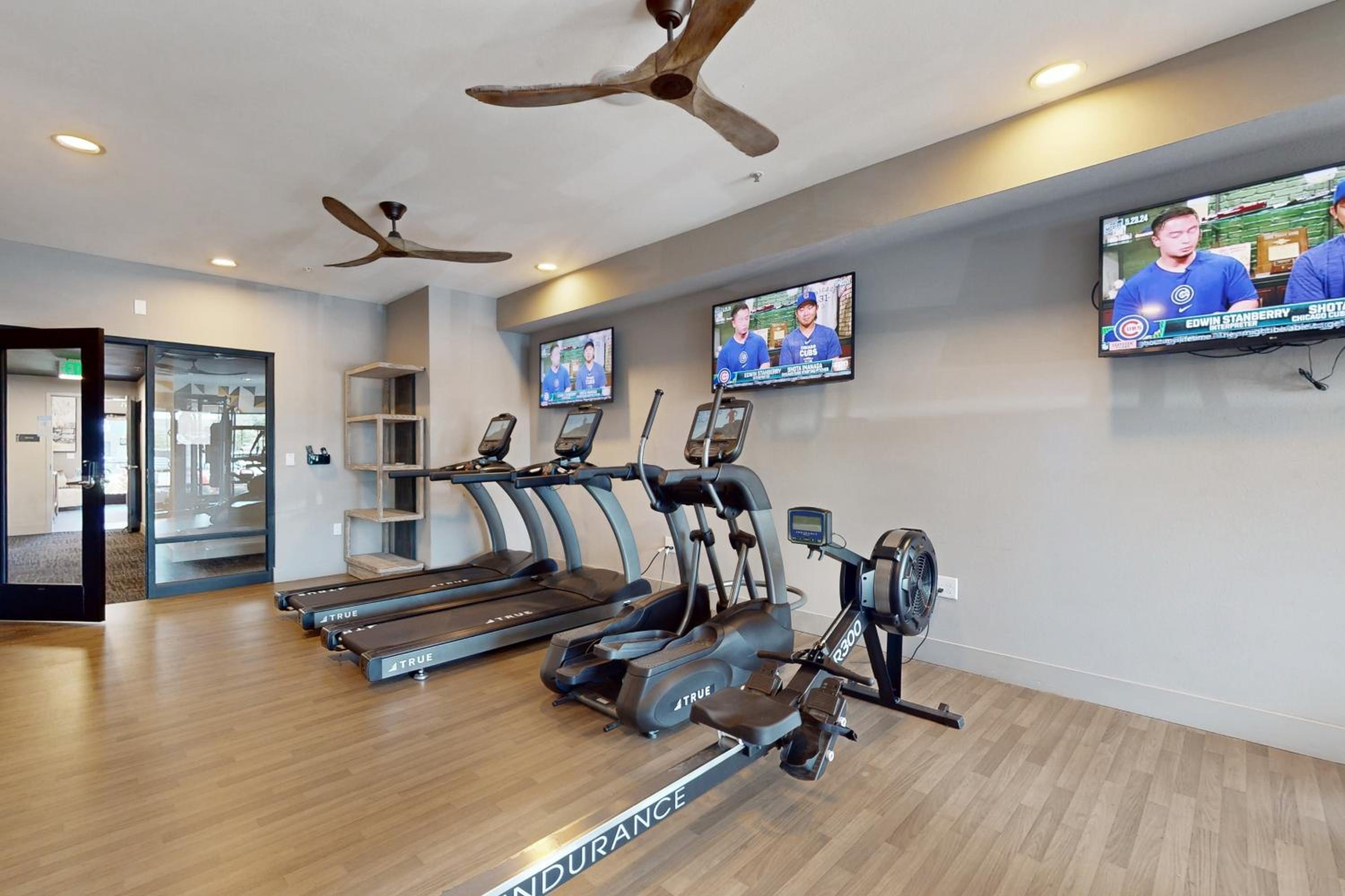 2 Mi to UF Campus! Modern Luxury Apt with Pool