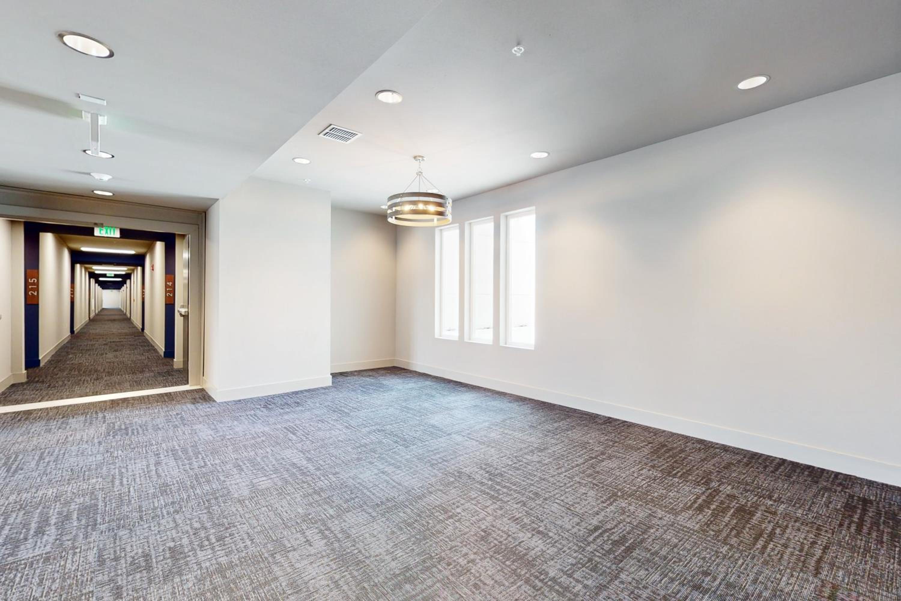 2 Mi to UF Campus! Modern Luxury Apt with Pool