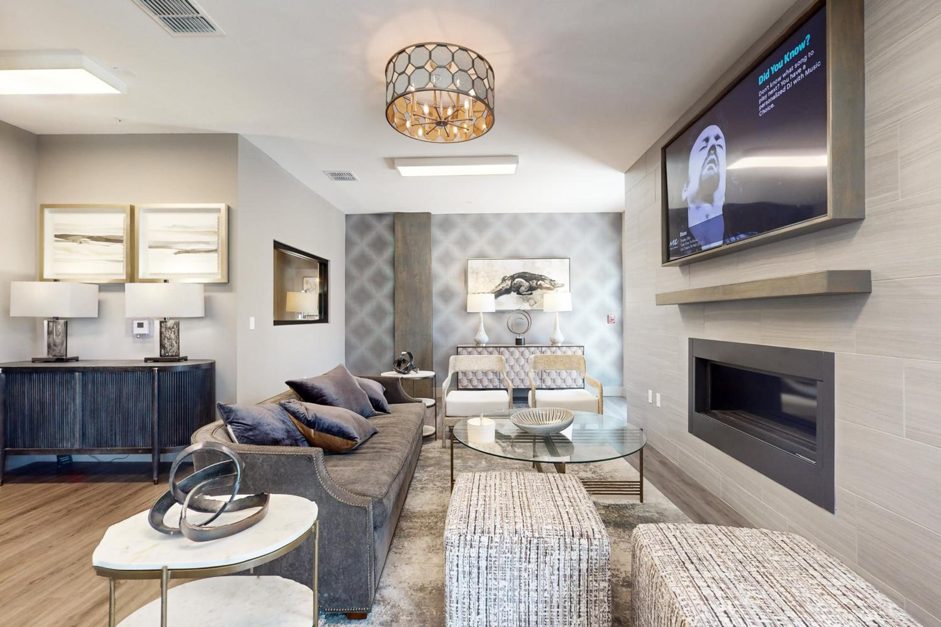 2 Mi to UF Campus! Modern Luxury Apt with Pool