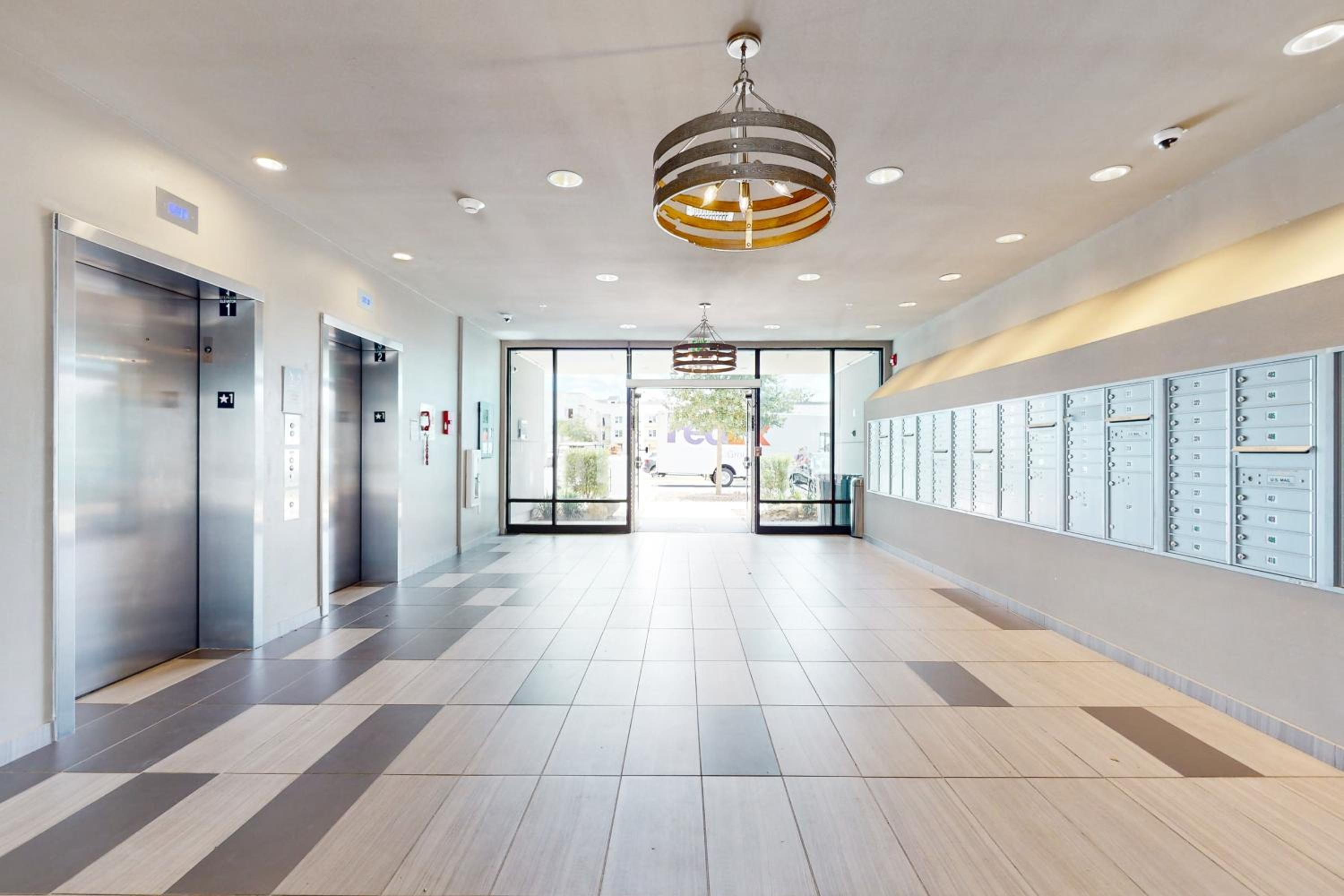2 Mi to UF Campus! Modern Luxury Apt with Pool
