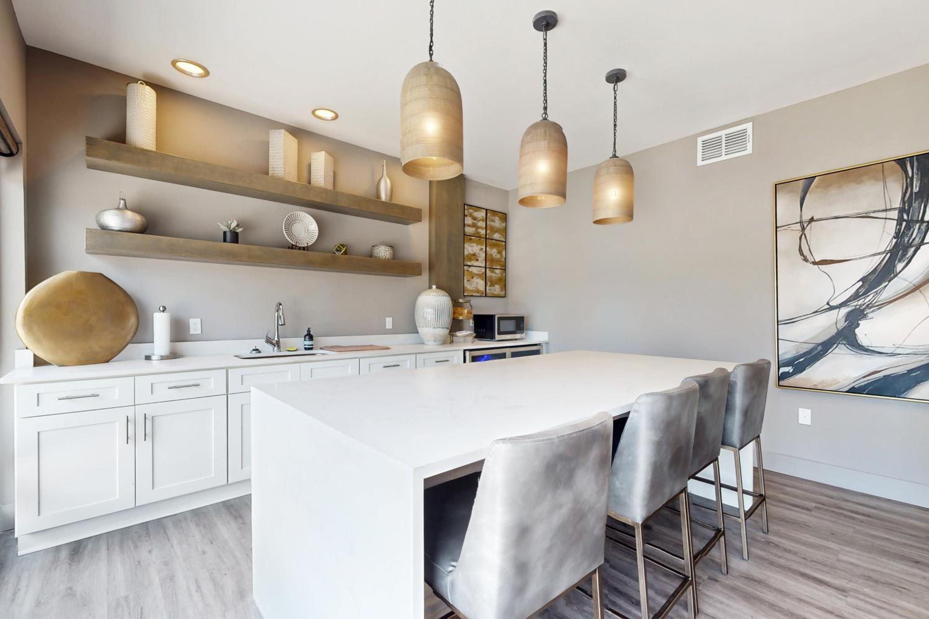 2 Mi to UF Campus! Modern Luxury Apt with Pool