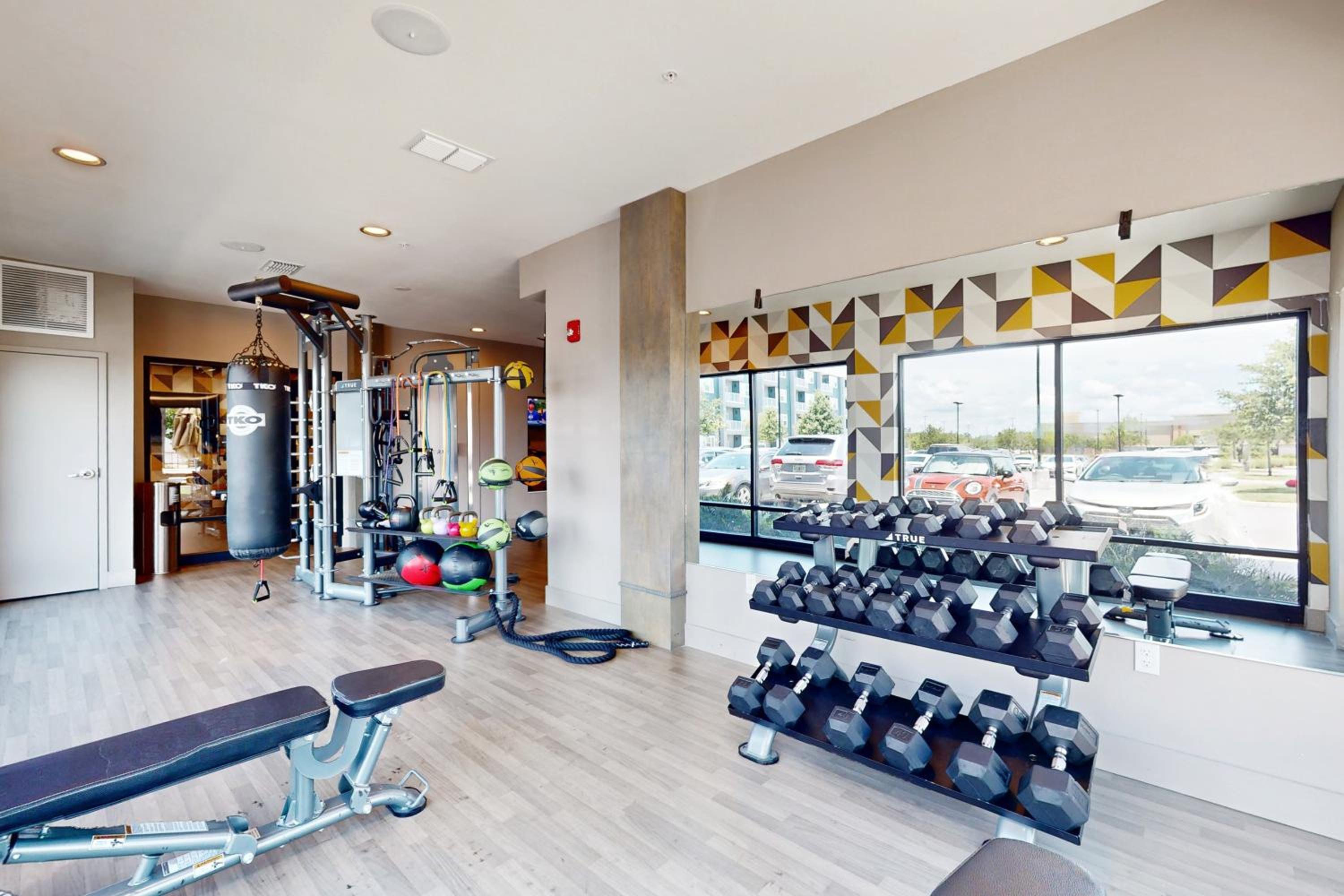 2 Mi to UF Campus! Modern Luxury Apt with Pool