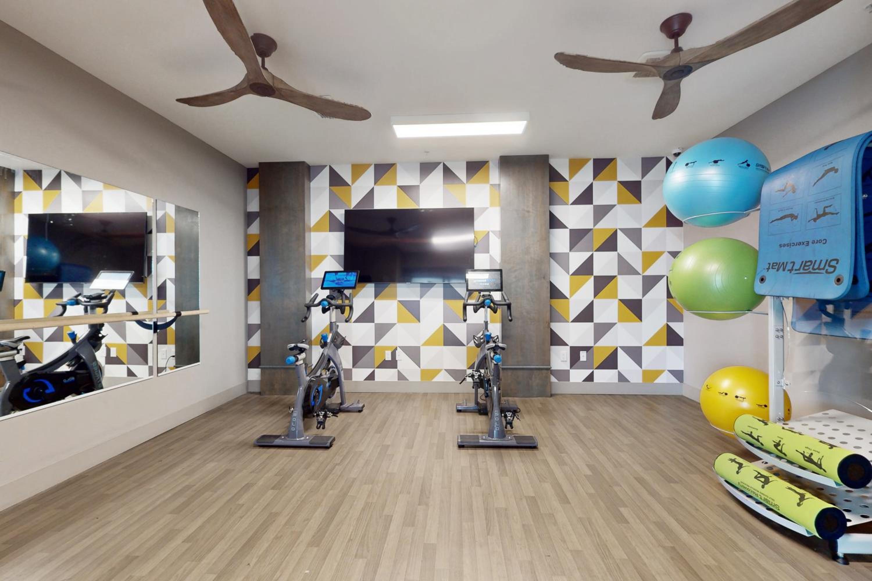 2 Mi to UF Campus! Modern Luxury Apt with Pool