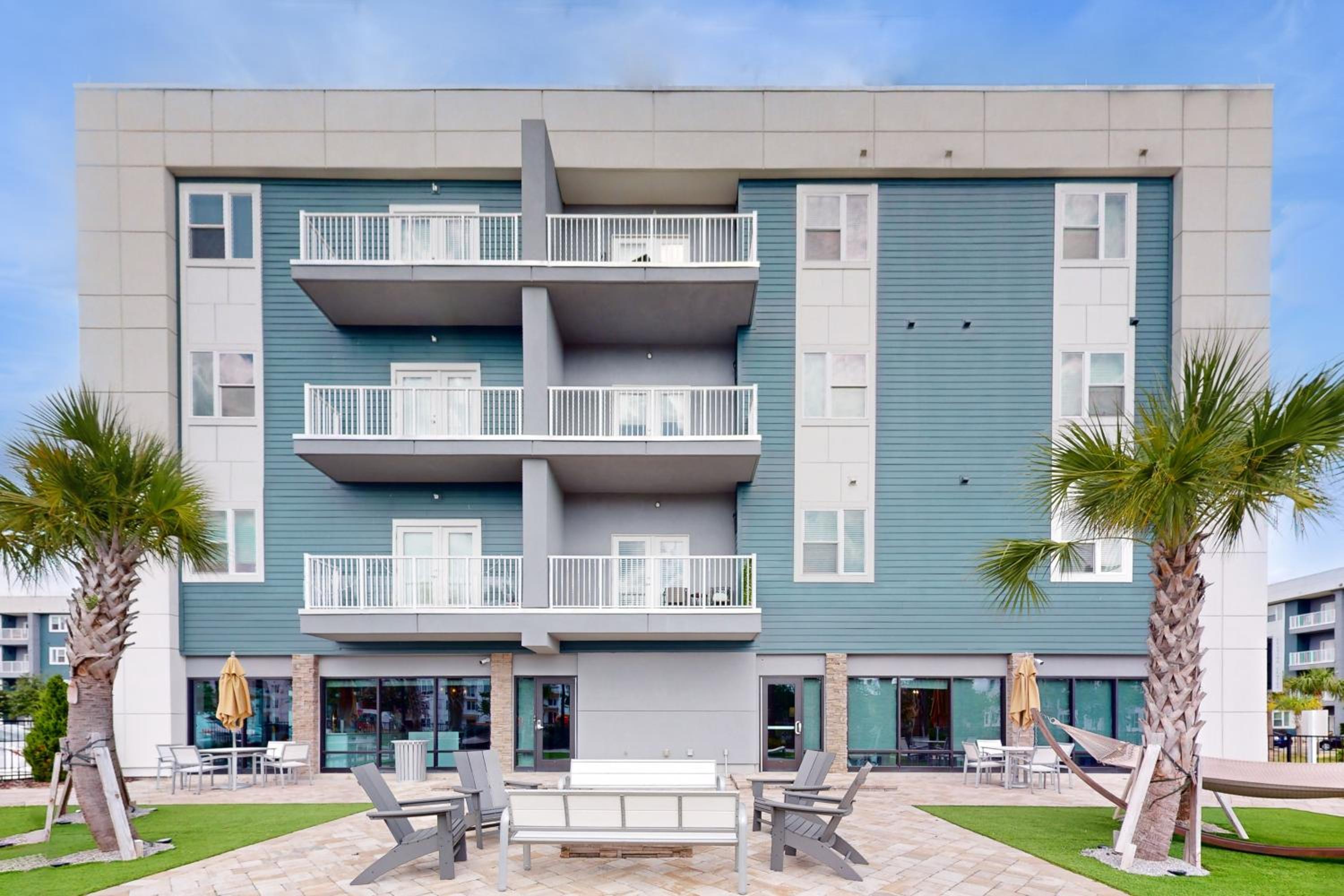 2 Mi to UF Campus! Modern Luxury Apt with Pool