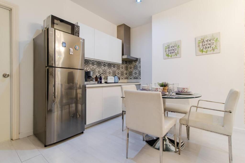 Gramercy French Rustic 2BR Penthouse 60th Flr with Awesome View! view 2