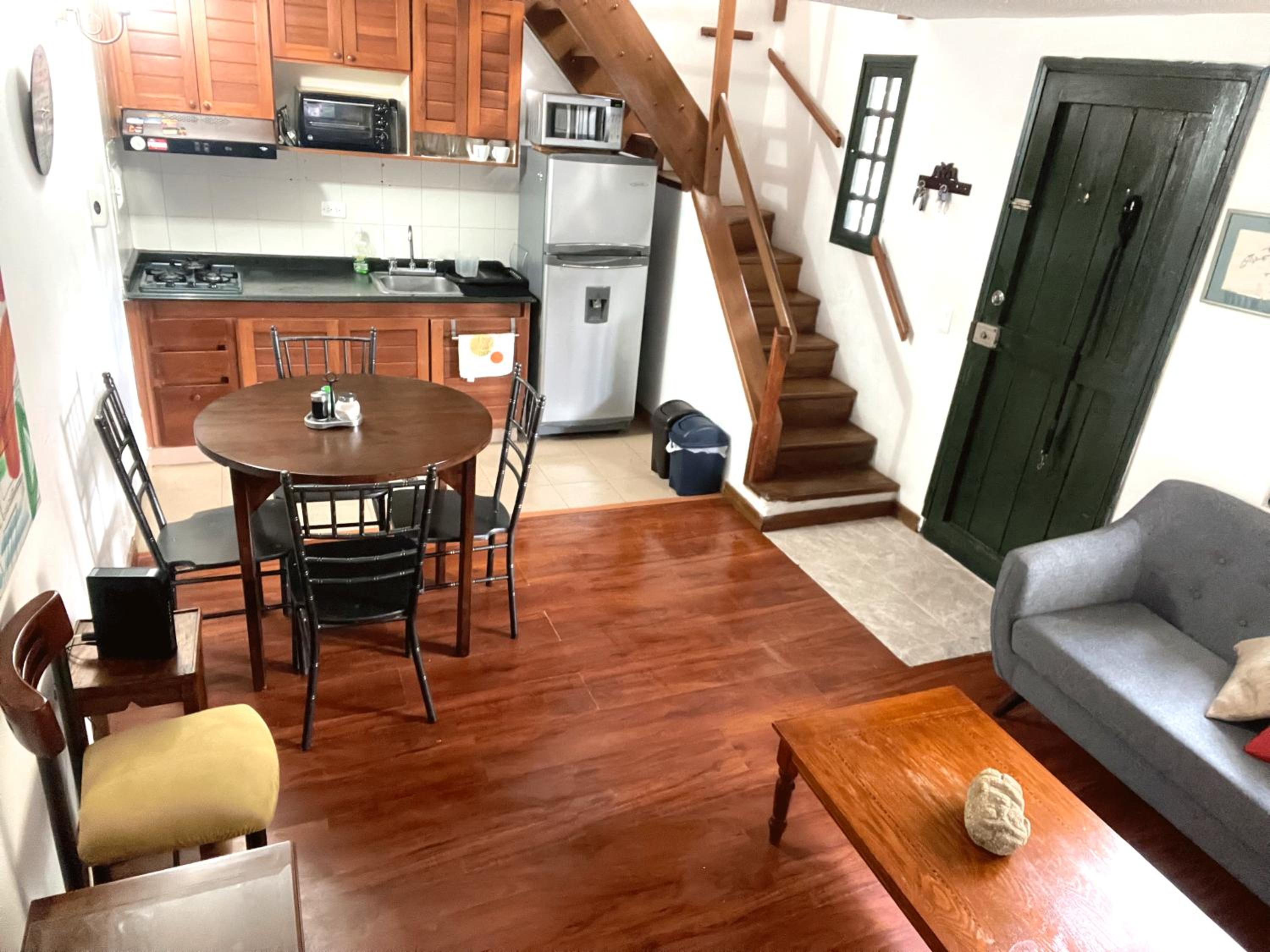 Cozy little 1-bedroom condo for travellers