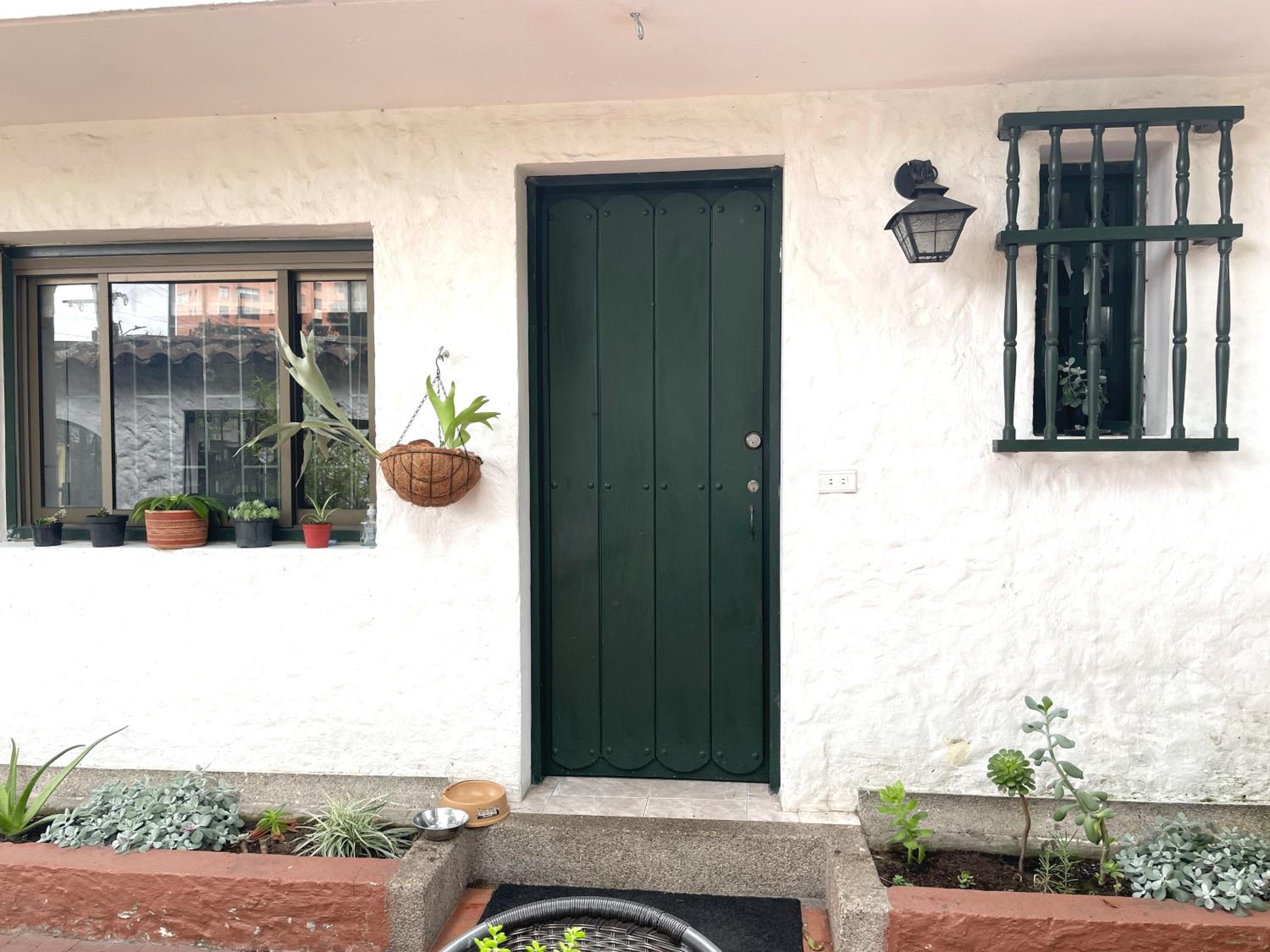 Cozy little 1-bedroom condo for travellers