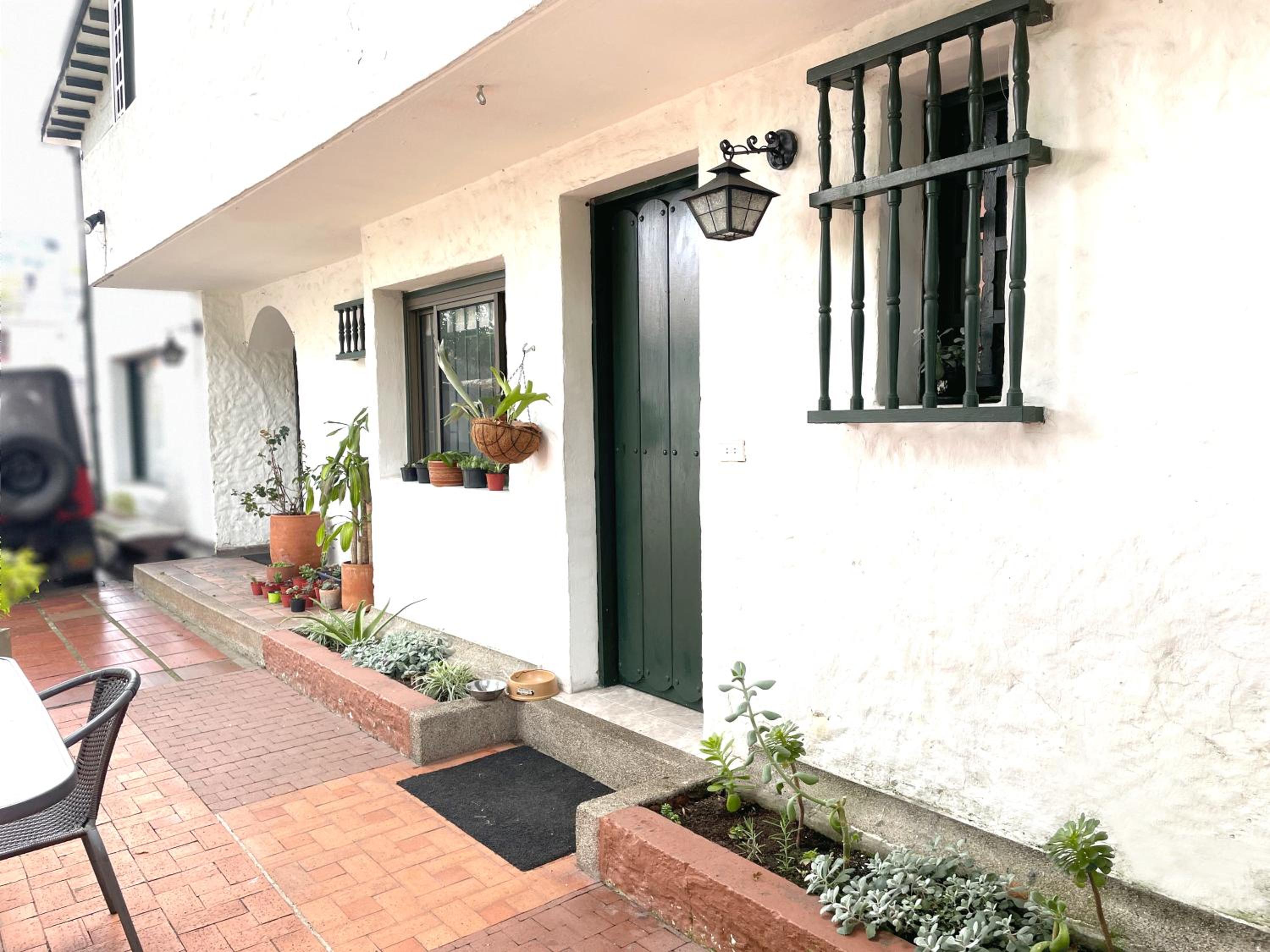 Cozy little 1-bedroom condo for travellers