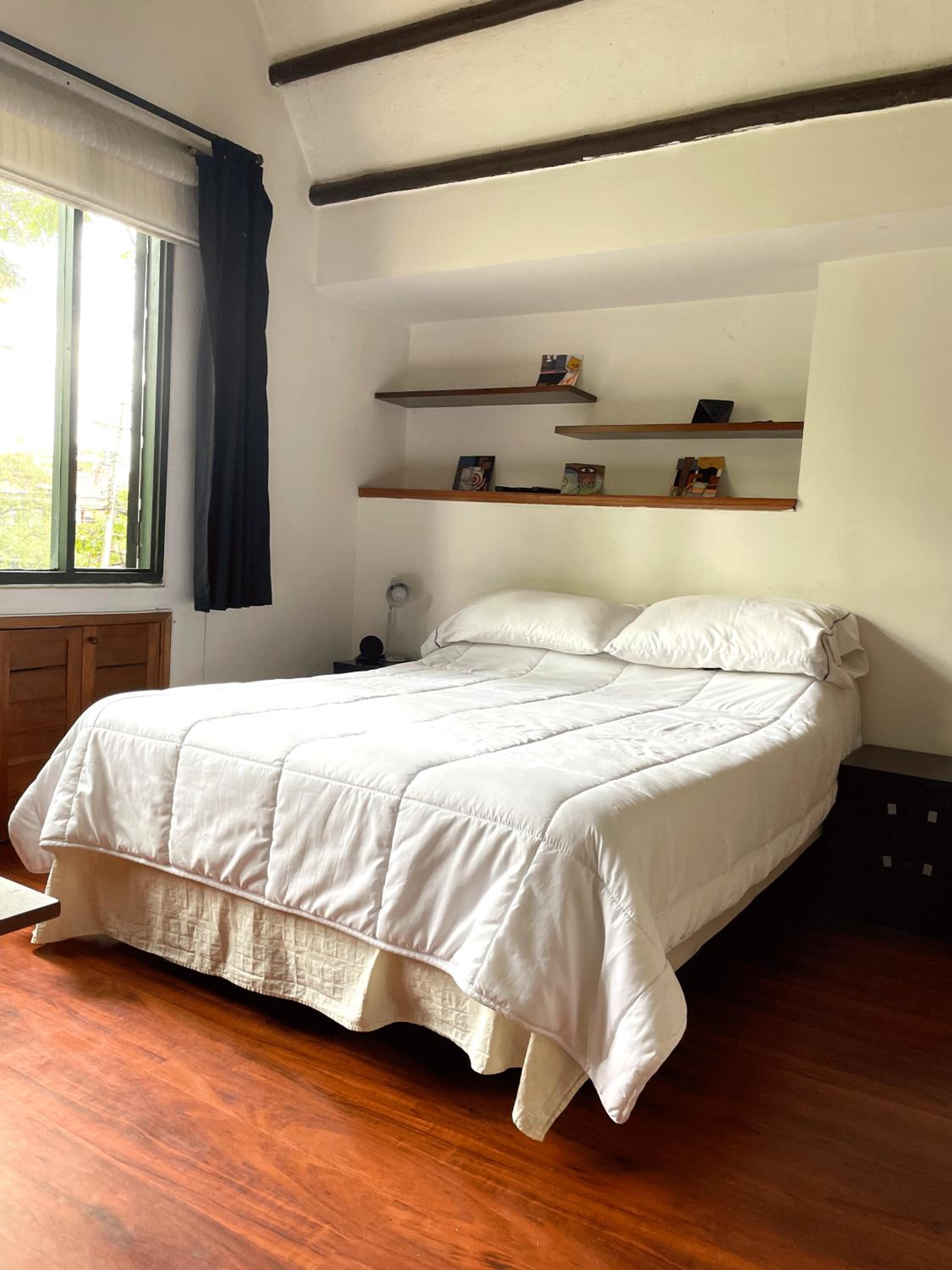 Cozy little 1-bedroom condo for travellers