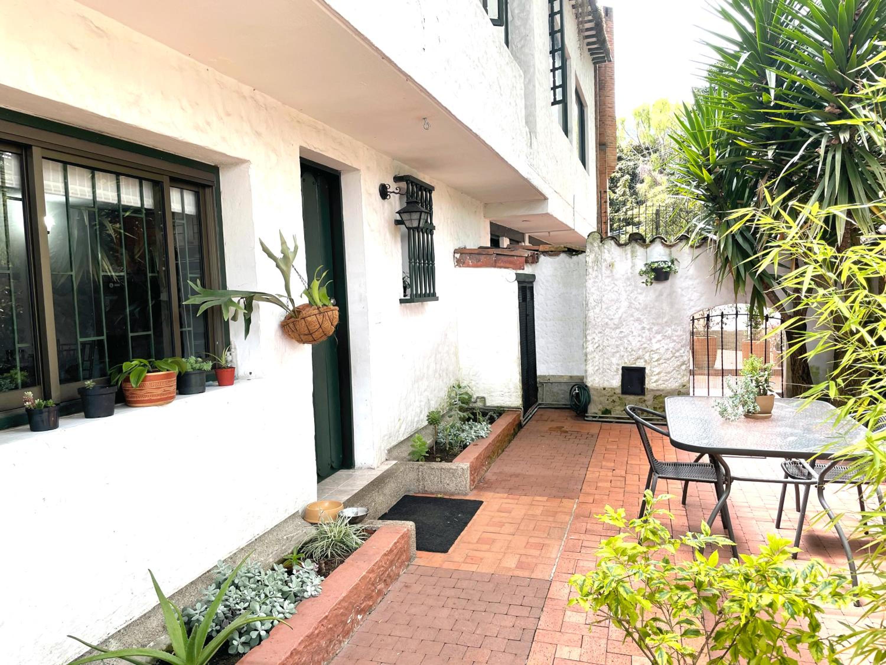 Cozy little 1-bedroom condo for travellers
