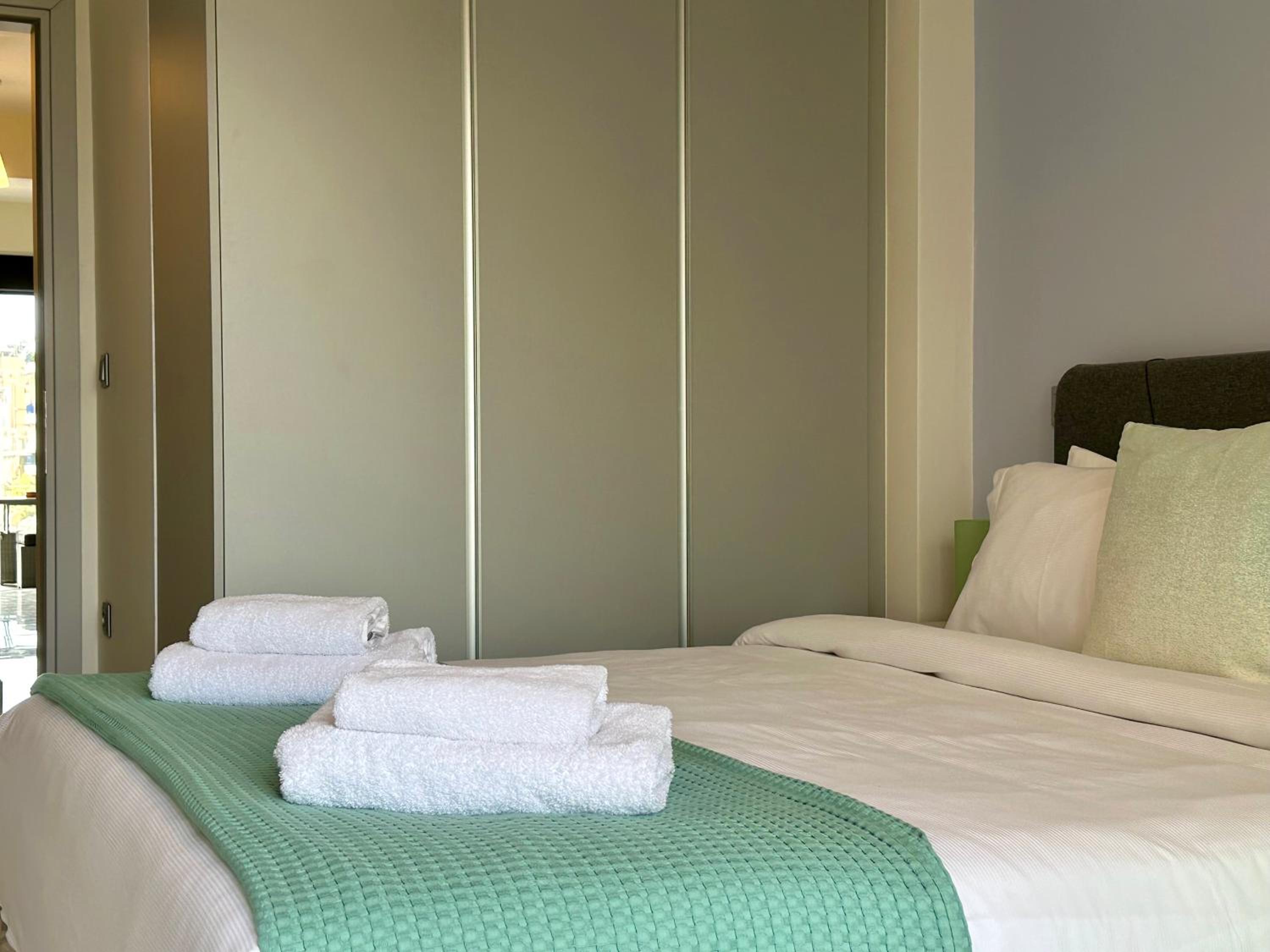 Sky Suite Apartments - Cloud9 in the City