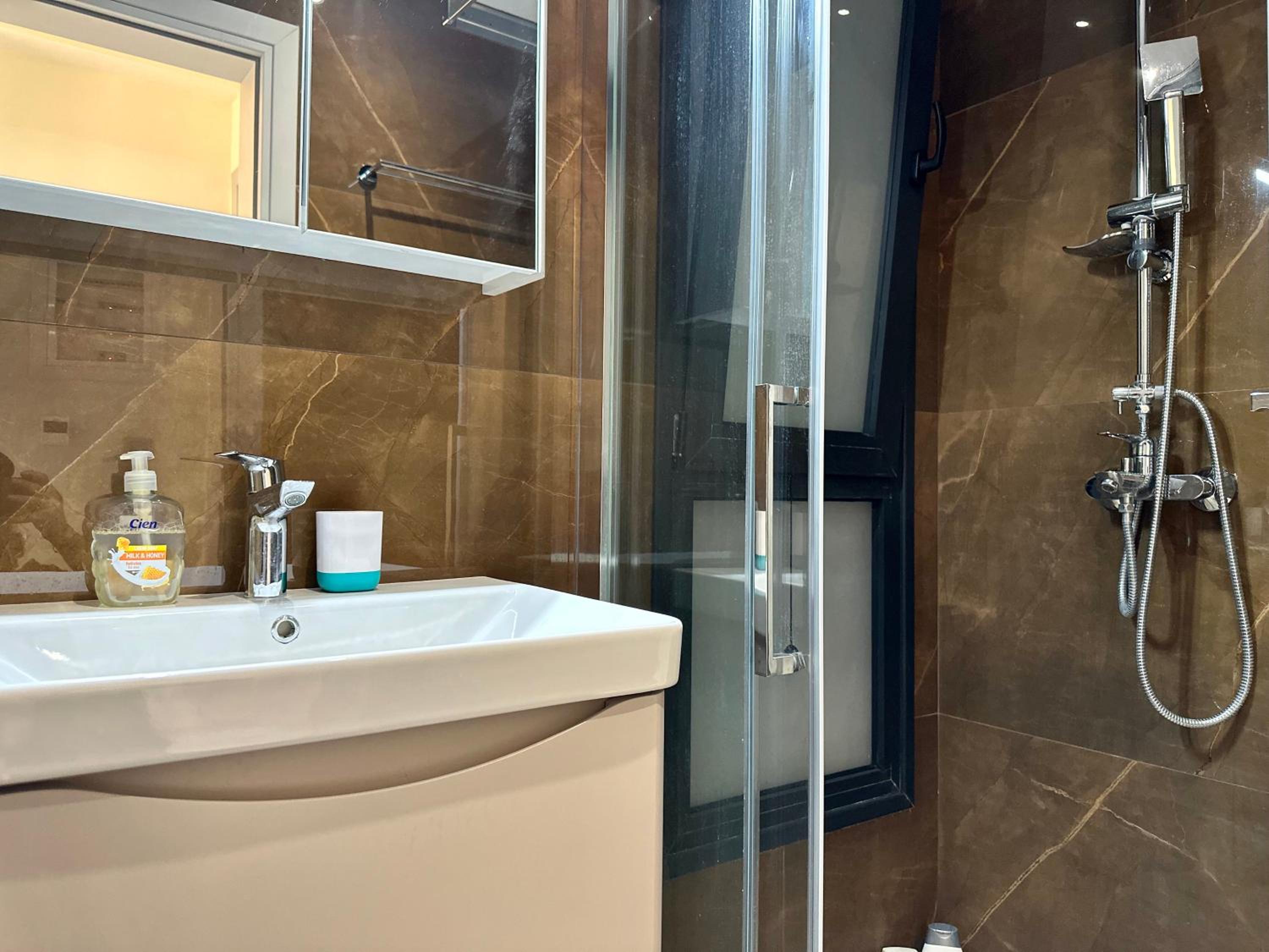 Sky Suite Apartments - Cloud9 in the City