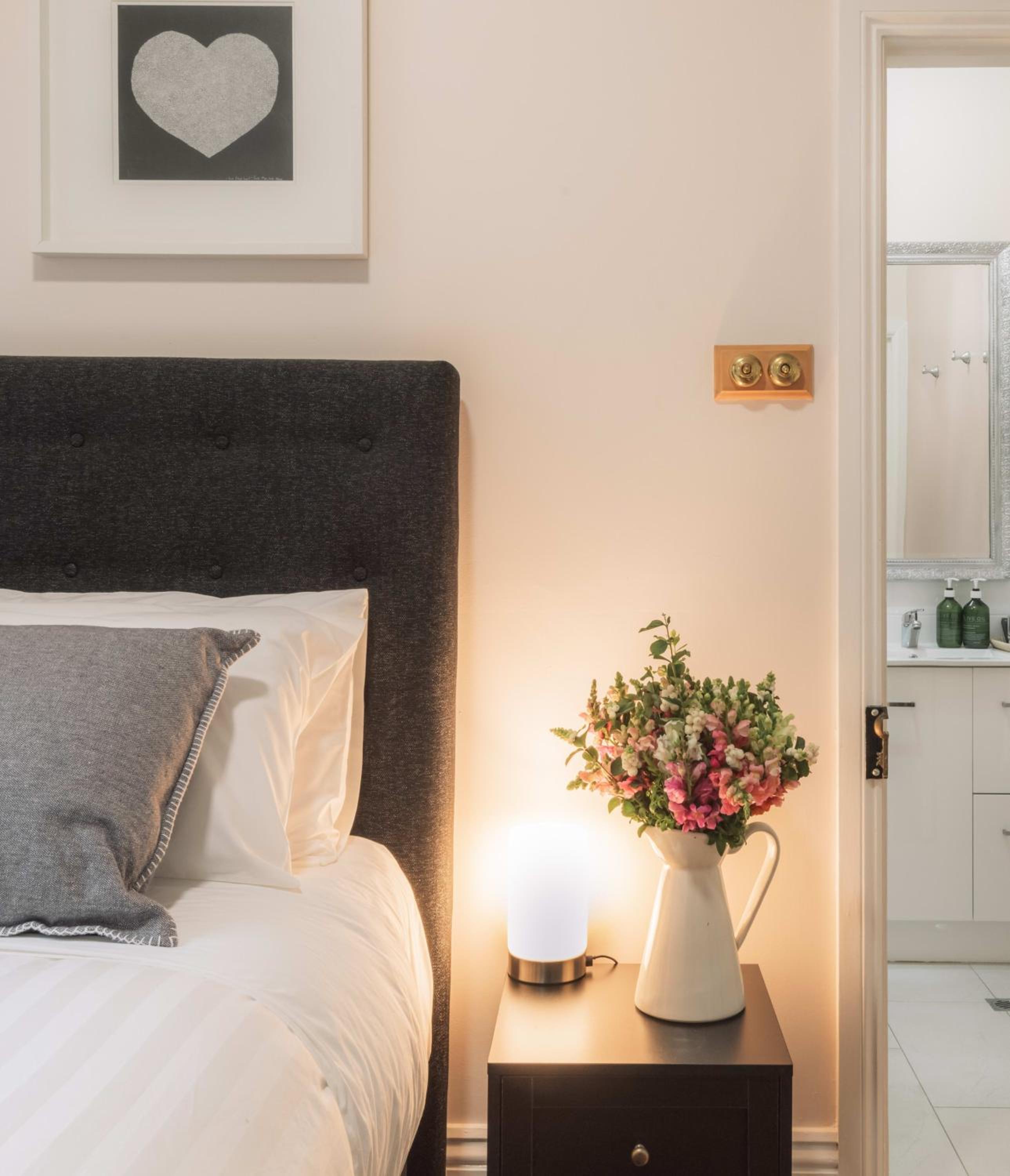 Benambra Boutique Accommodation - c1883 'Rosebud Room'