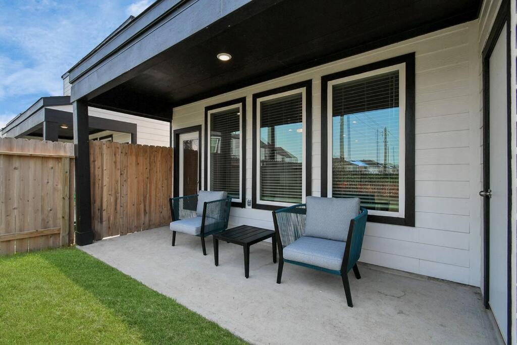 Stylish 4 Beds Near Downtown With Backyard