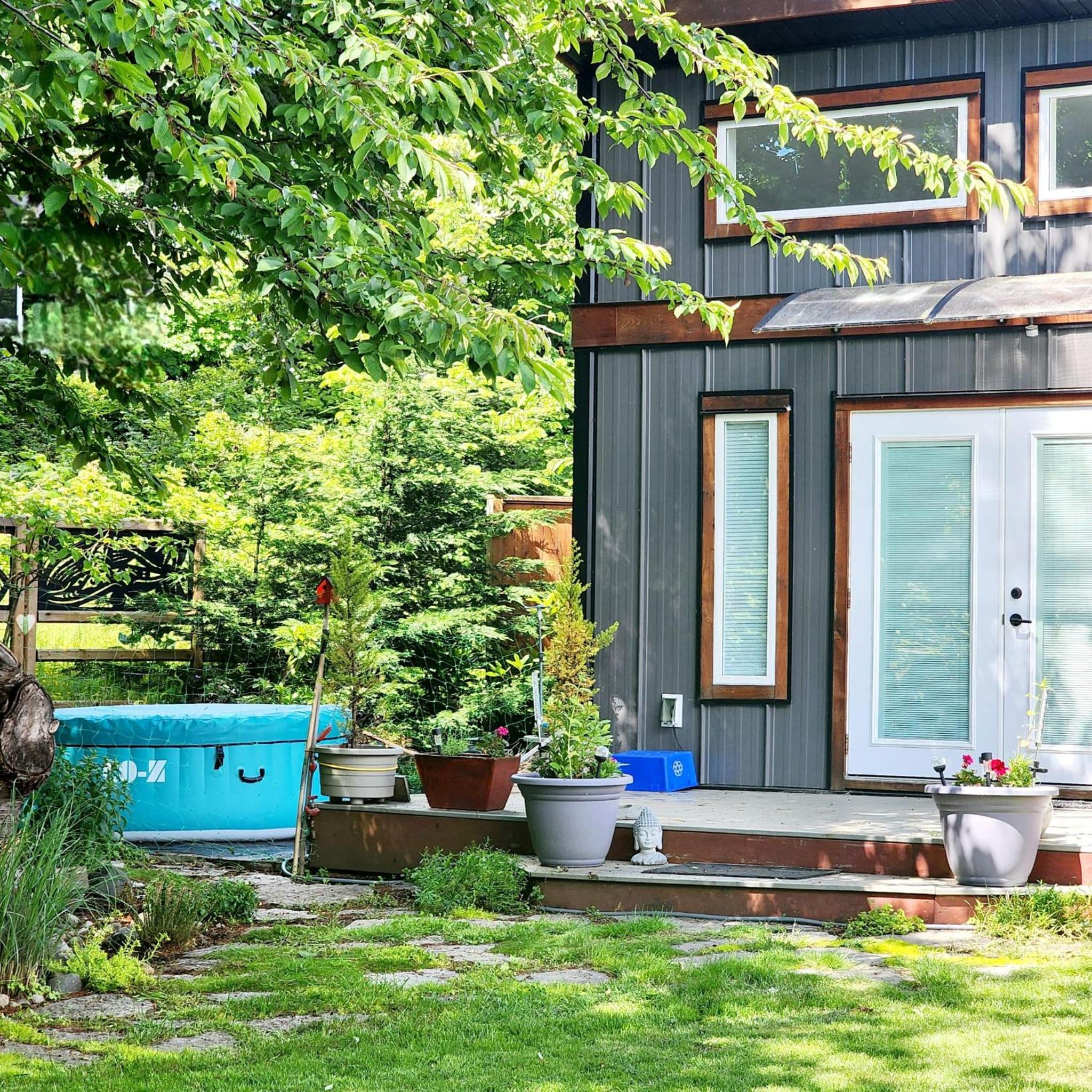 Tiny House with Hot Tub, close to golf and skiing!!
