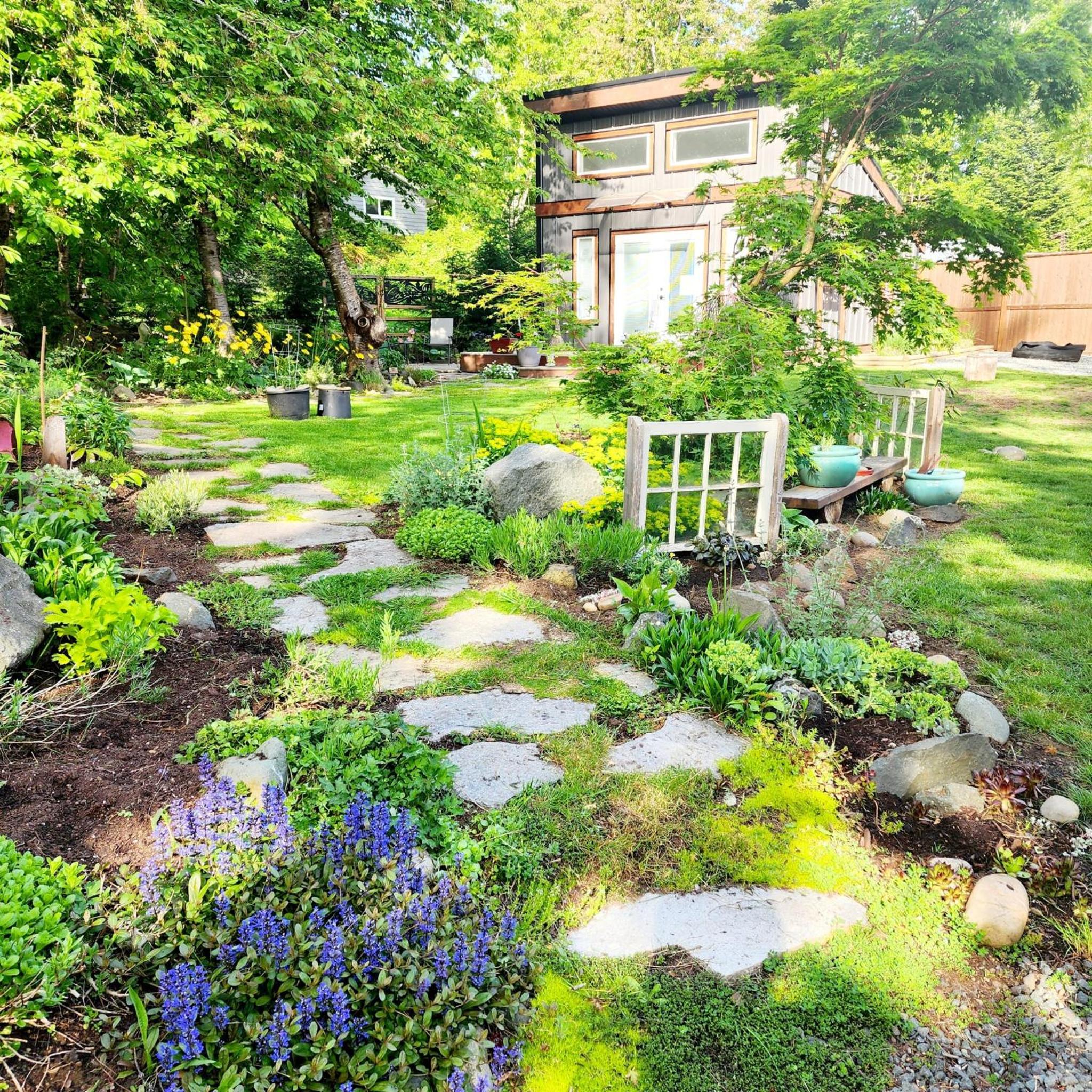 Tiny House with Hot Tub, close to golf and skiing!!