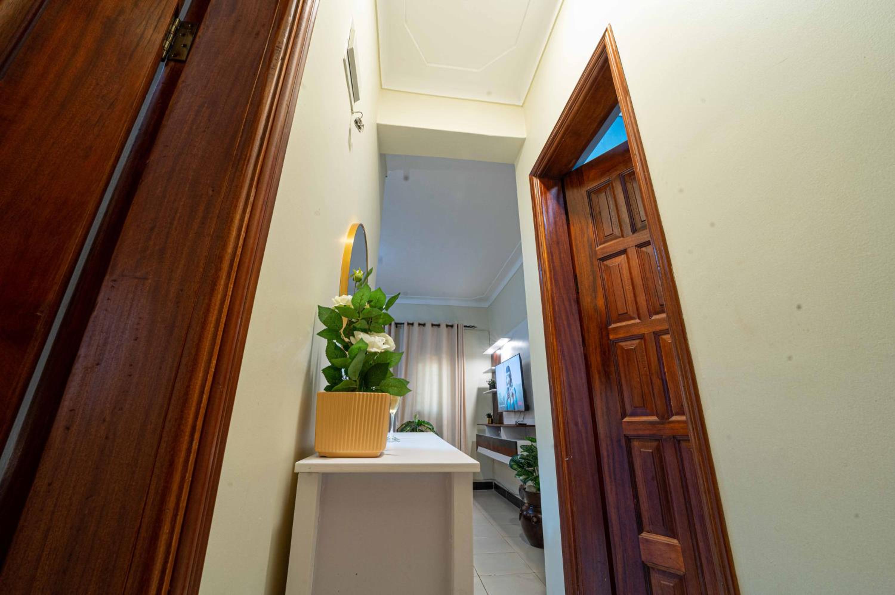 Homely 1BHK Hot Showers with Fast Fibre Wifi, Furnished Kitchen view 2