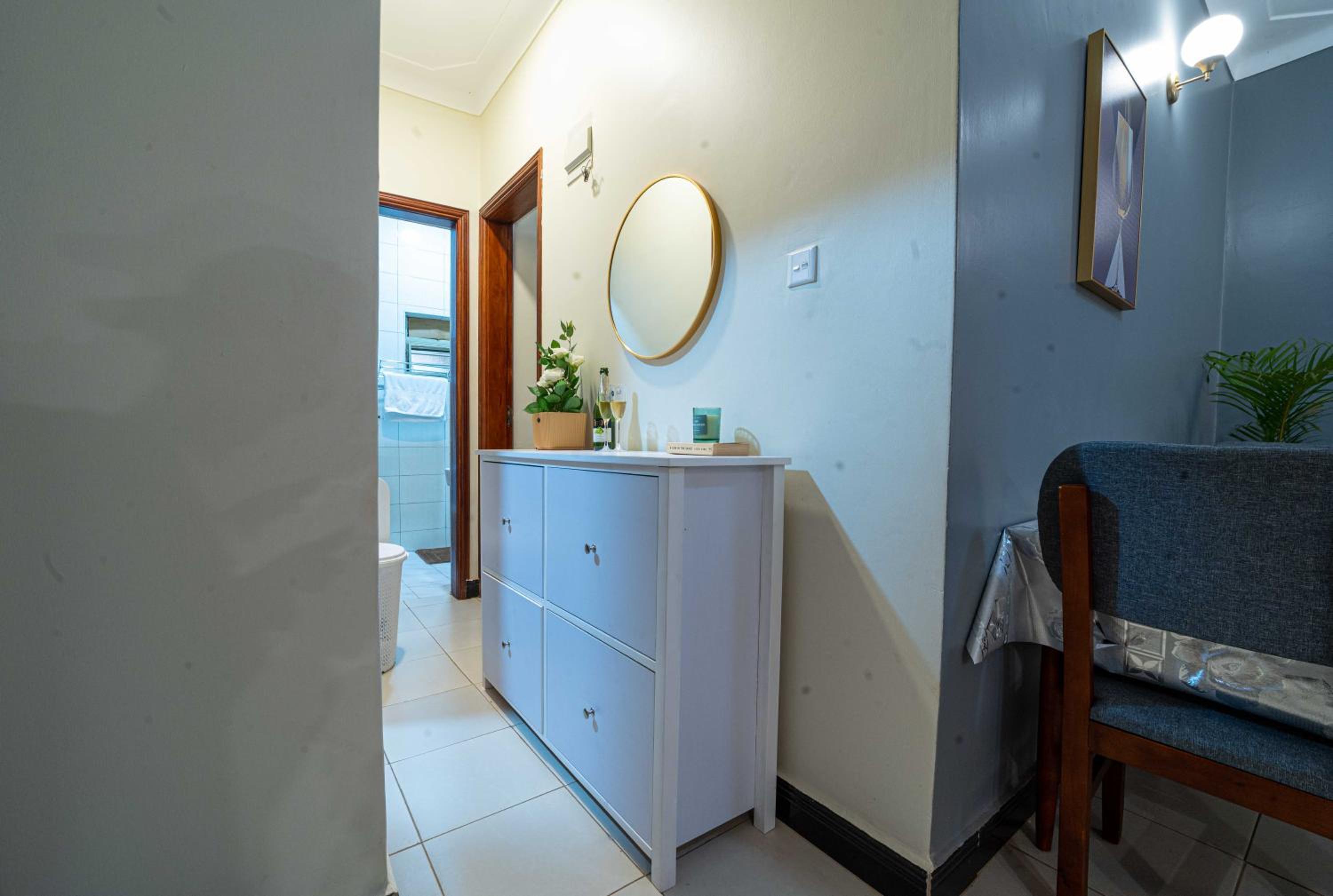 Homely 1BHK Hot Showers with Fast Fibre Wifi, Furnished Kitchen view 4