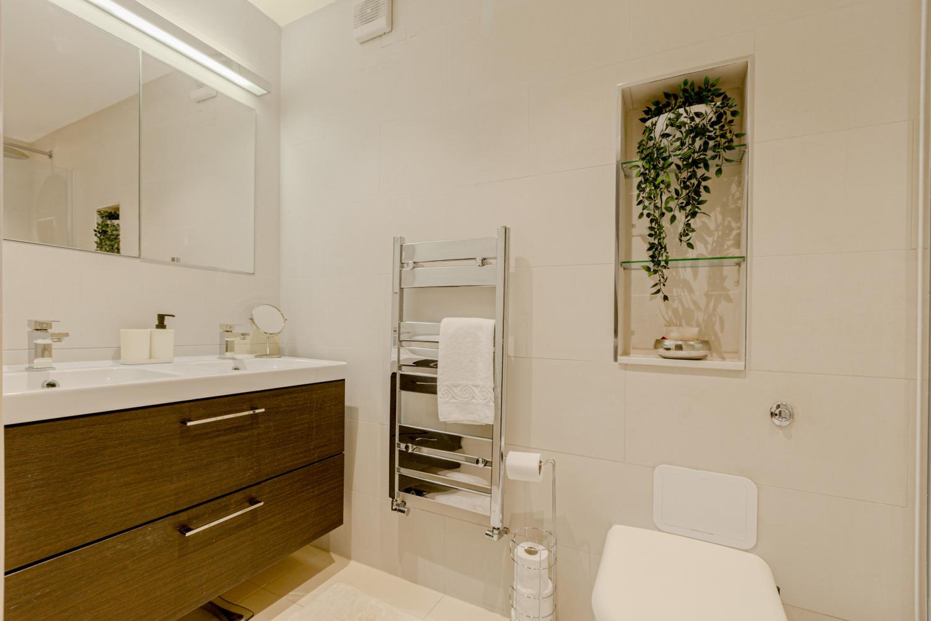 Fantastic Multilevel 3BR, Vibrant Angel, 5min Tube