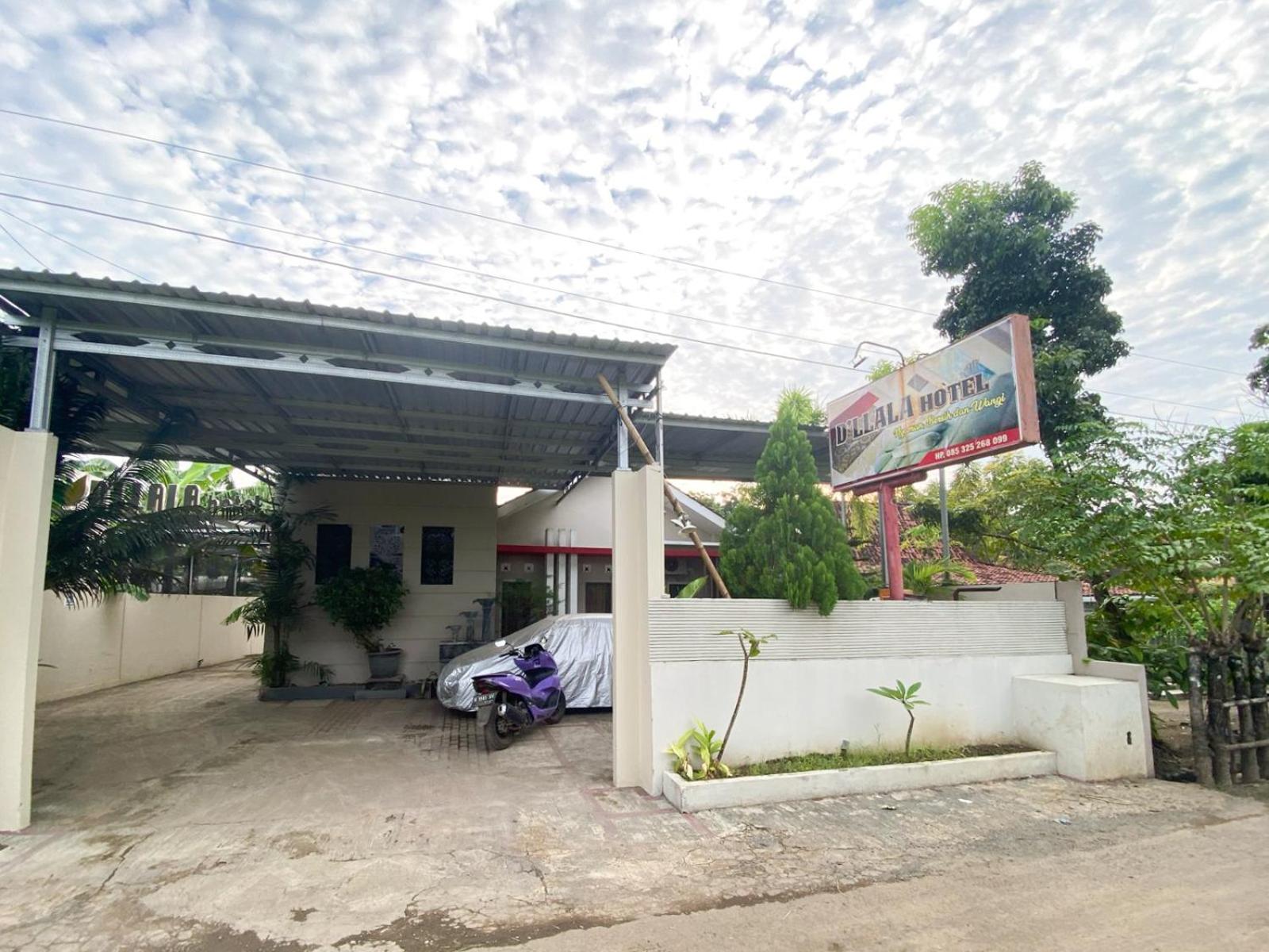 RedDoorz near Pantai Idola Banyutowo Hotel D'LLALA view 4