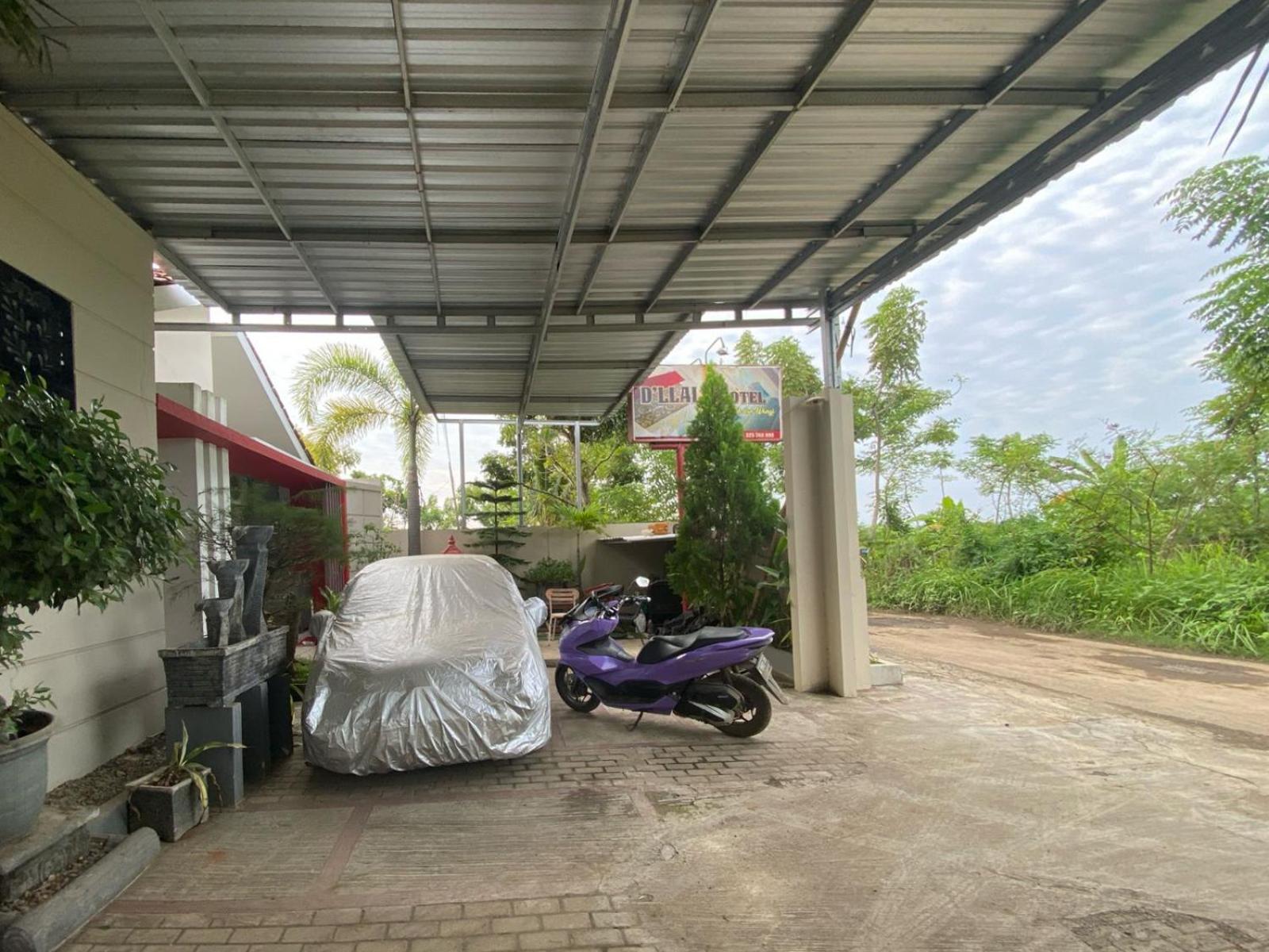 RedDoorz near Pantai Idola Banyutowo Hotel D'LLALA view 5