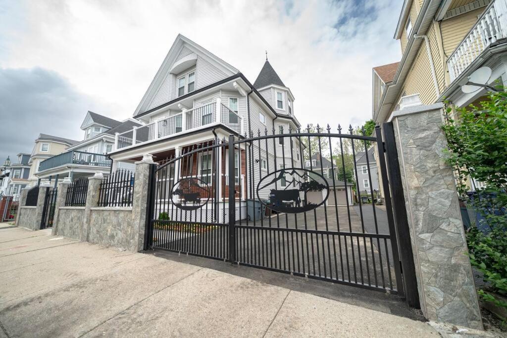 Bright & Spacious 4BR & 2BA Boston Apt - Bathtub, Free Parking near Red Line 802