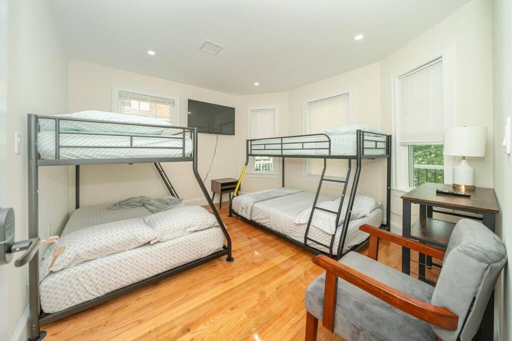 Bright & Spacious 4BR & 2BA Boston Apt - Bathtub, Free Parking near Red Line 802