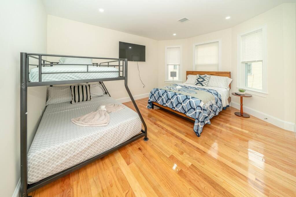 Bright & Spacious 4BR & 2BA Boston Apt - Bathtub, Free Parking near Red Line 802