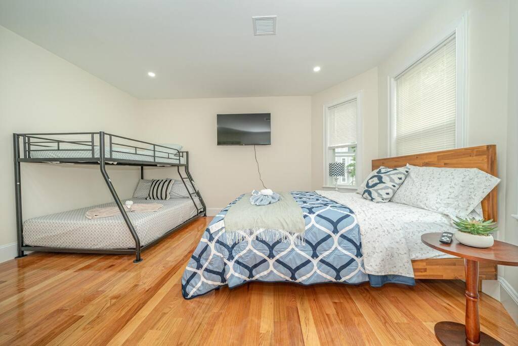 Bright & Spacious 4BR & 2BA Boston Apt - Bathtub, Free Parking near Red Line 802