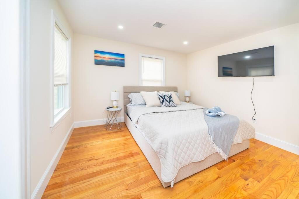 Bright & Spacious 4BR & 2BA Boston Apt - Bathtub, Free Parking near Red Line 802