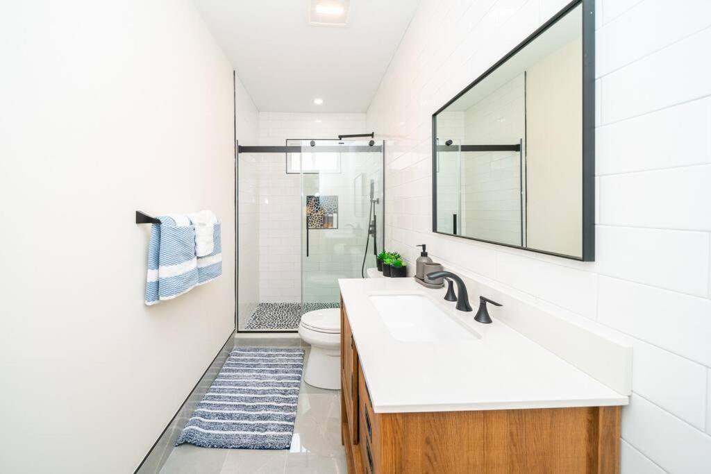 Bright & Spacious 4BR & 2BA Boston Apt - Bathtub, Free Parking near Red Line 802