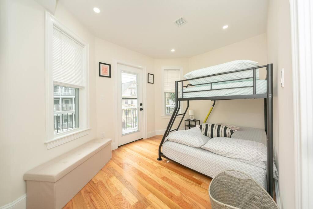 Bright & Spacious 4BR & 2BA Boston Apt - Bathtub, Free Parking near Red Line 802