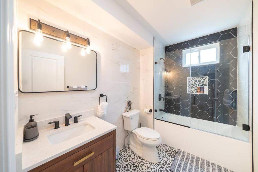Bright & Spacious 4BR & 2BA Boston Apt - Bathtub, Free Parking near Red Line 802