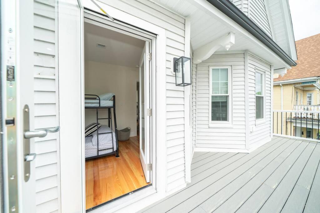 Bright & Spacious 4BR & 2BA Boston Apt - Bathtub, Free Parking near Red Line 802, photo 28