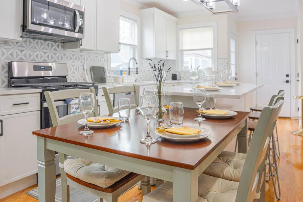 Bright & Spacious 4BR & 2BA Boston Apt - Bathtub, Free Parking near Red Line 802, photo 17