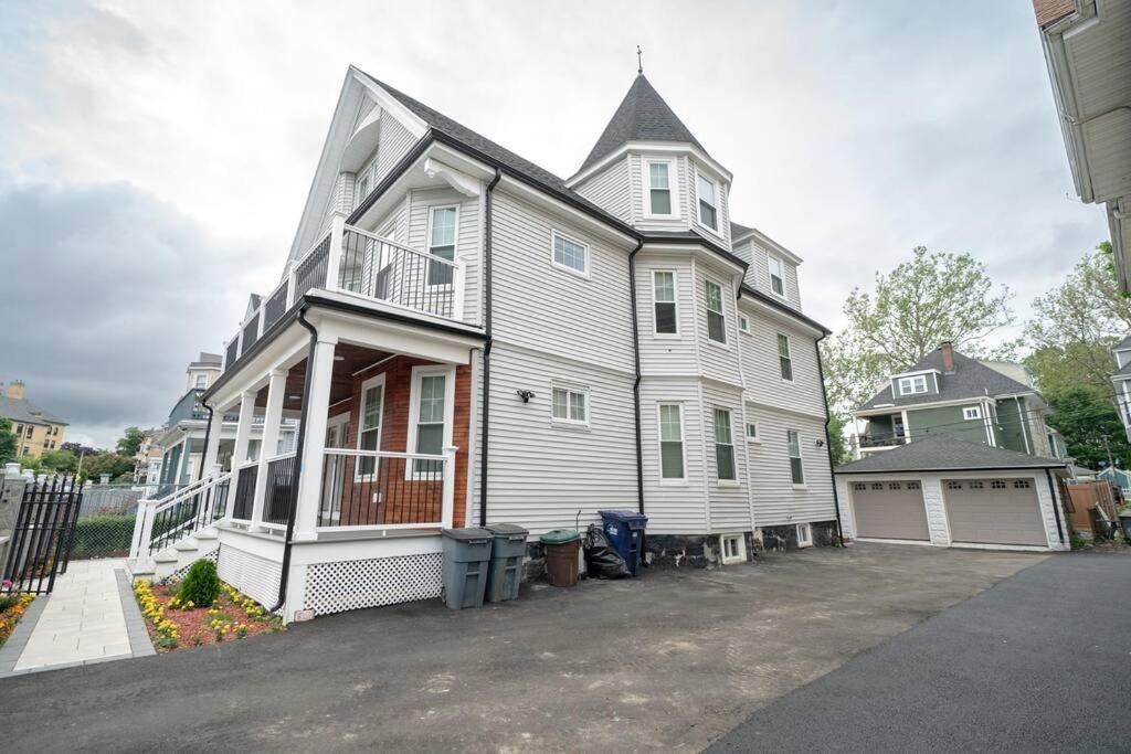 Bright & Spacious 4BR & 2BA Boston Apt - Bathtub, Free Parking near Red Line 802, photo 26